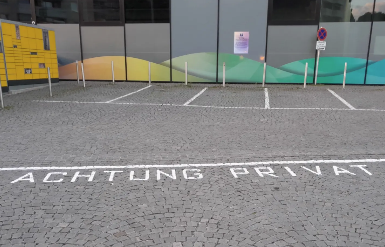 In Salzburg gibt es jetzt Markierungen, die vor Parkplatzfallen warnen.