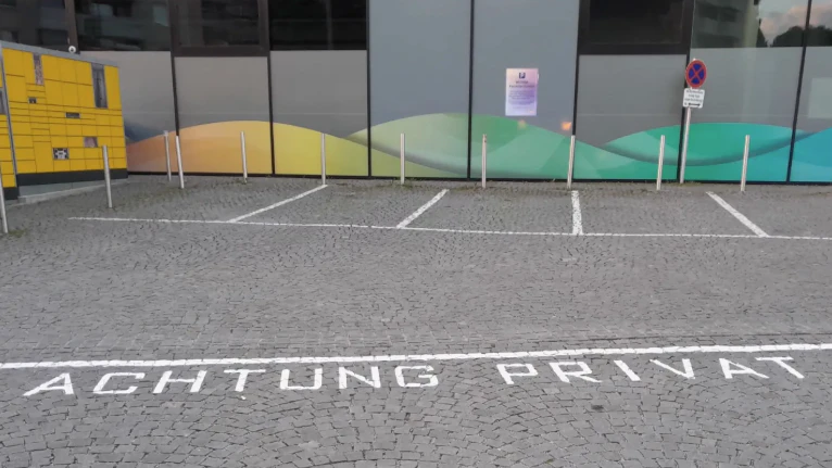 In Salzburg gibt es jetzt Markierungen, die vor Parkplatzfallen warnen.