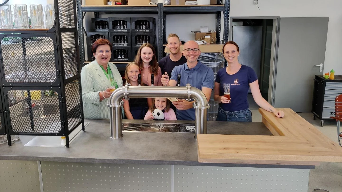 Gründer Dieter Zeilinger (hinten Mitte) mit Familie und Gemeindepolitikern.