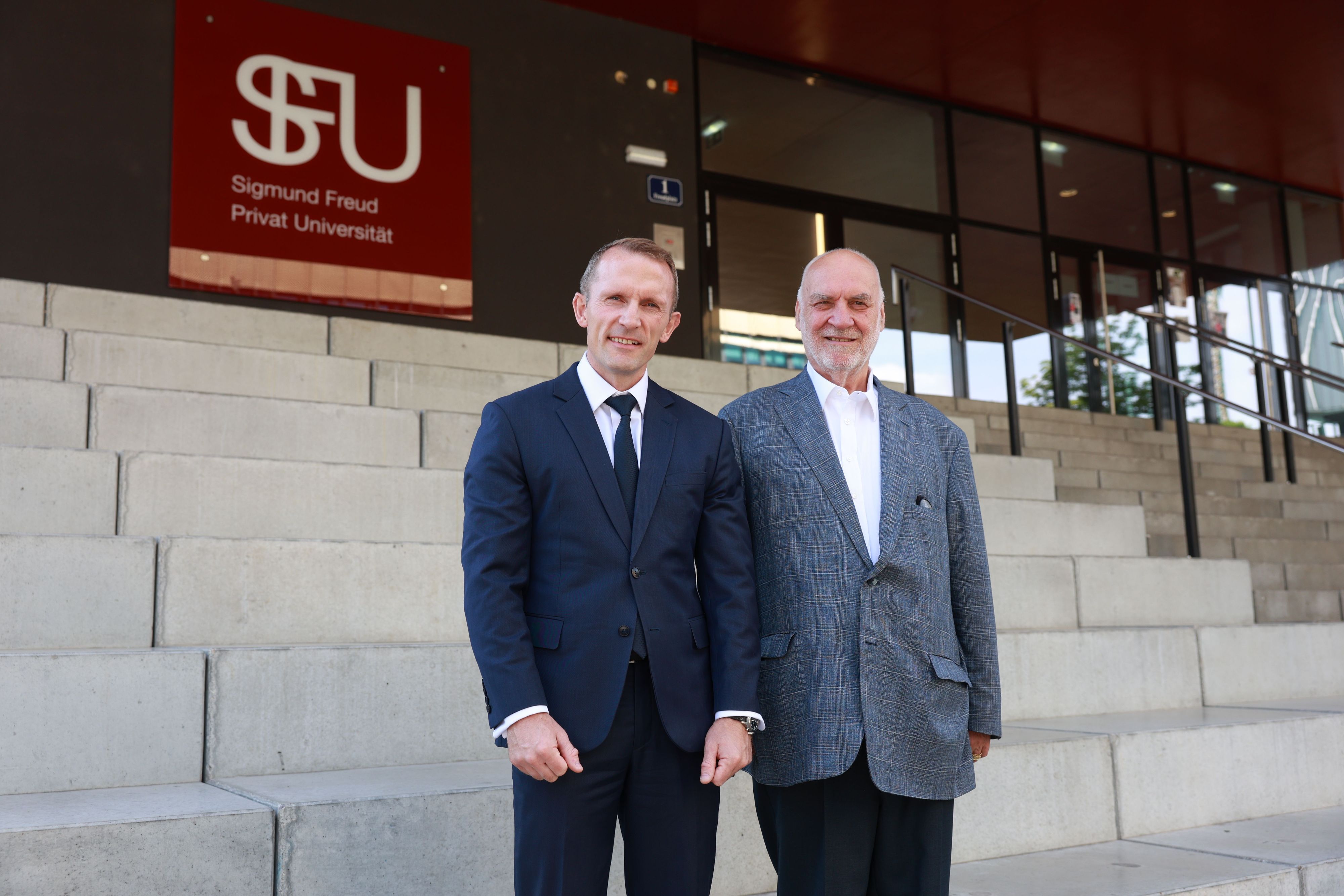Kevin Lynch, Managing Director von Skilled Education mit Univ.-Prof. Dr. Alfred Pritz, Gründungsrektor der SFU (v.l.).