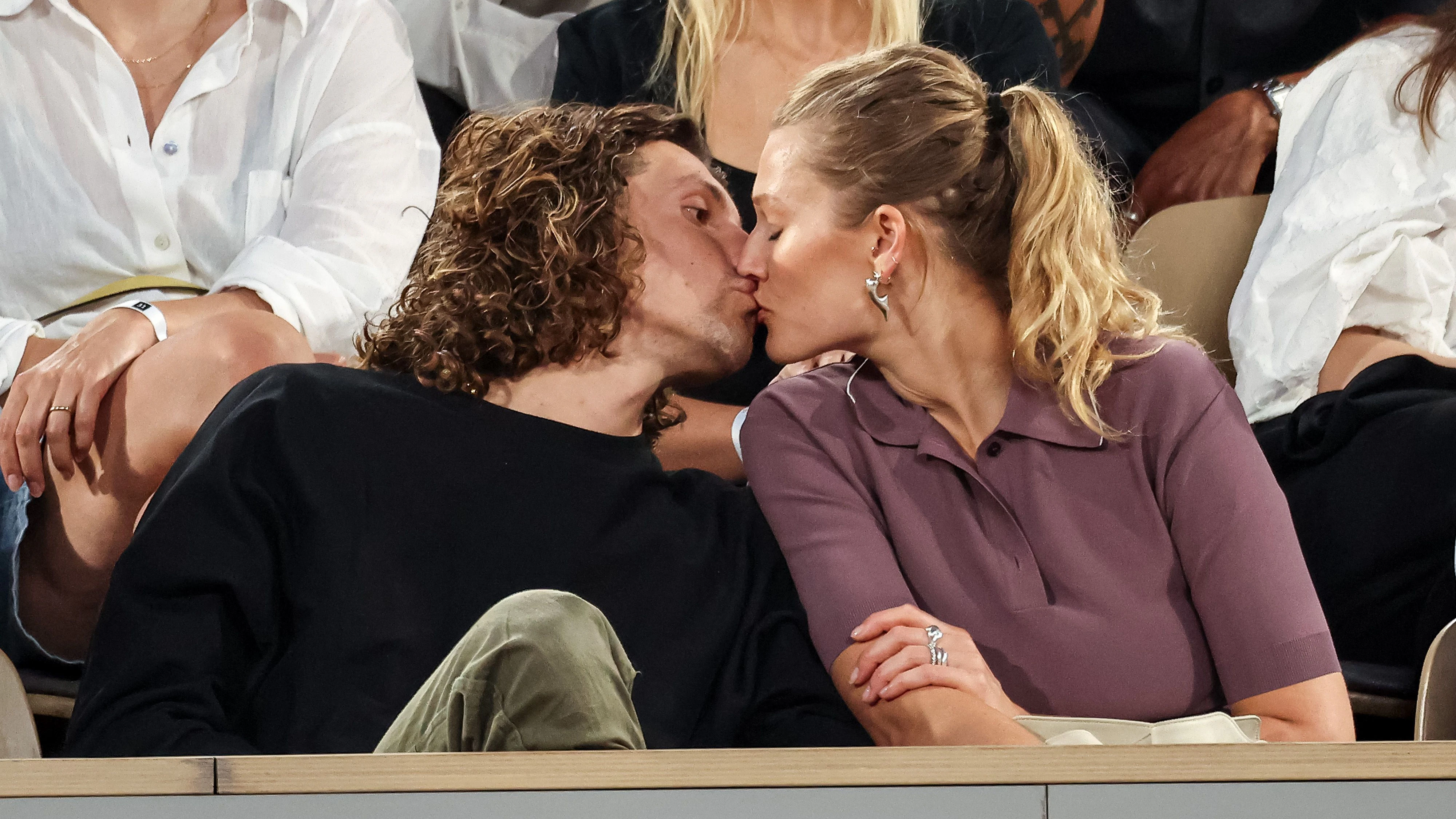 Topmodel Toni Garrn zeigt sich äußerst vertraut mit einem neuen Mann an ihrer Seite.