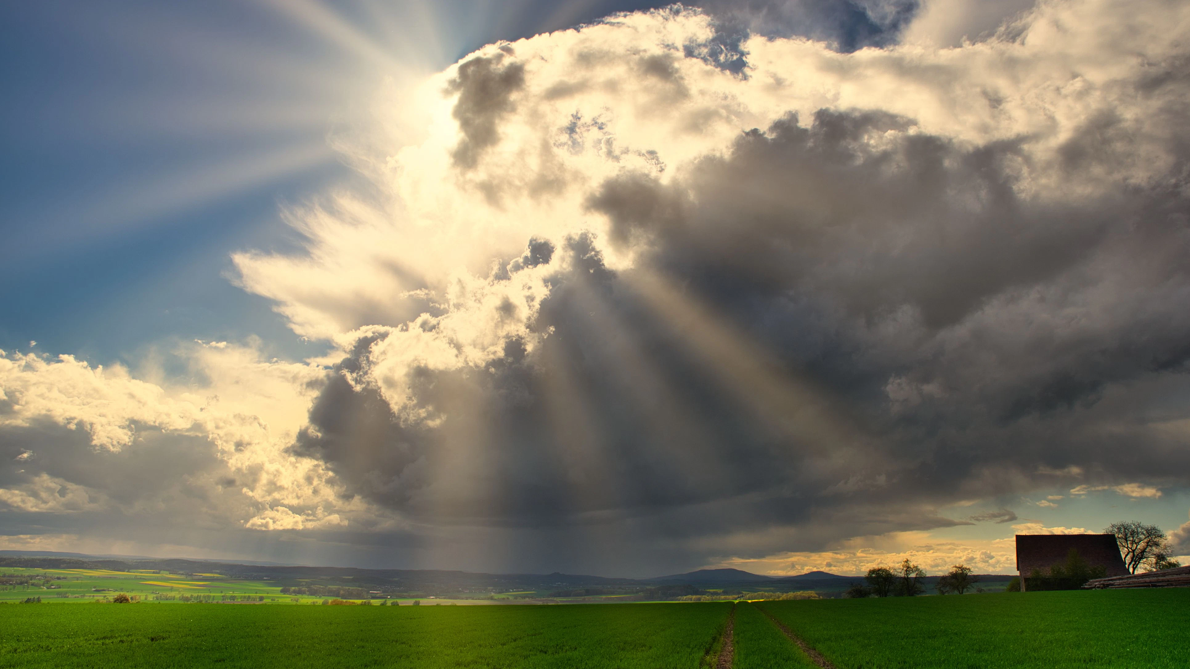 sunrays in thunder clouds
