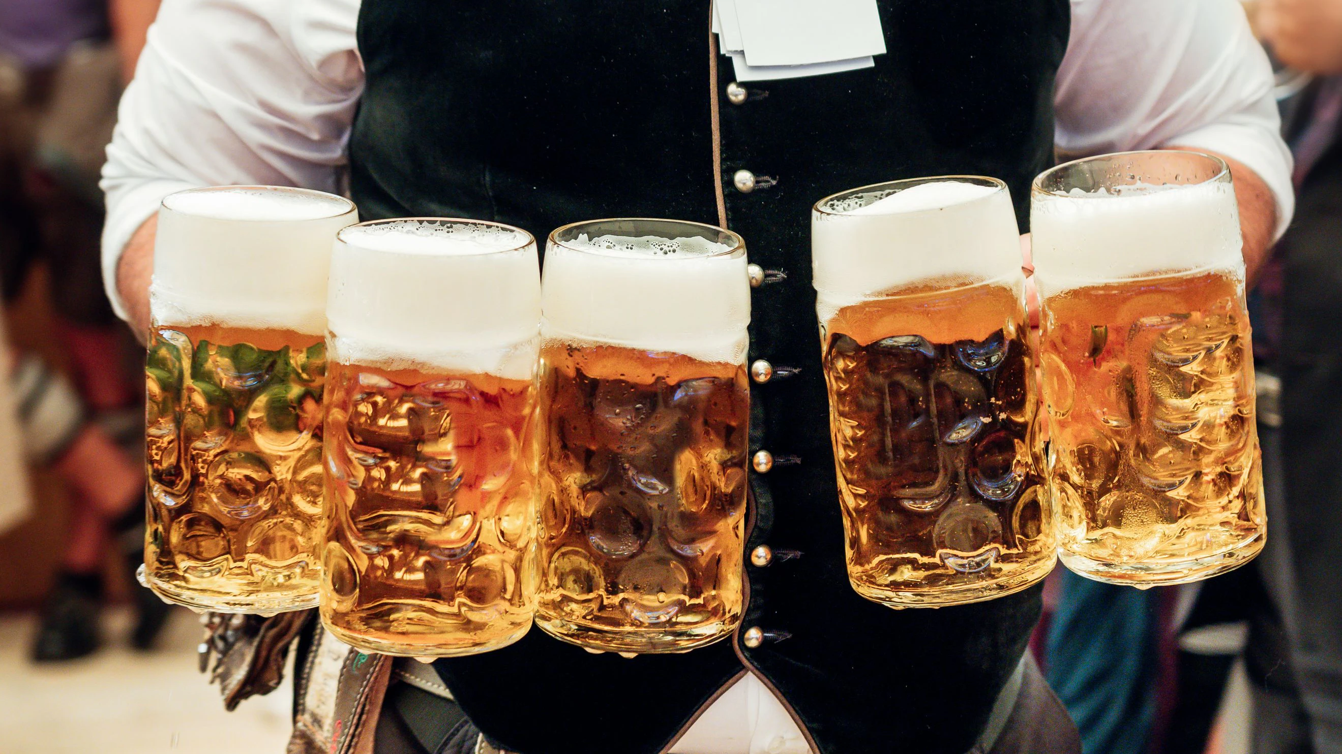 Ein Maß Bier wird auf der Münchner "Wiesn" schon fast 16 Euro kosten. 