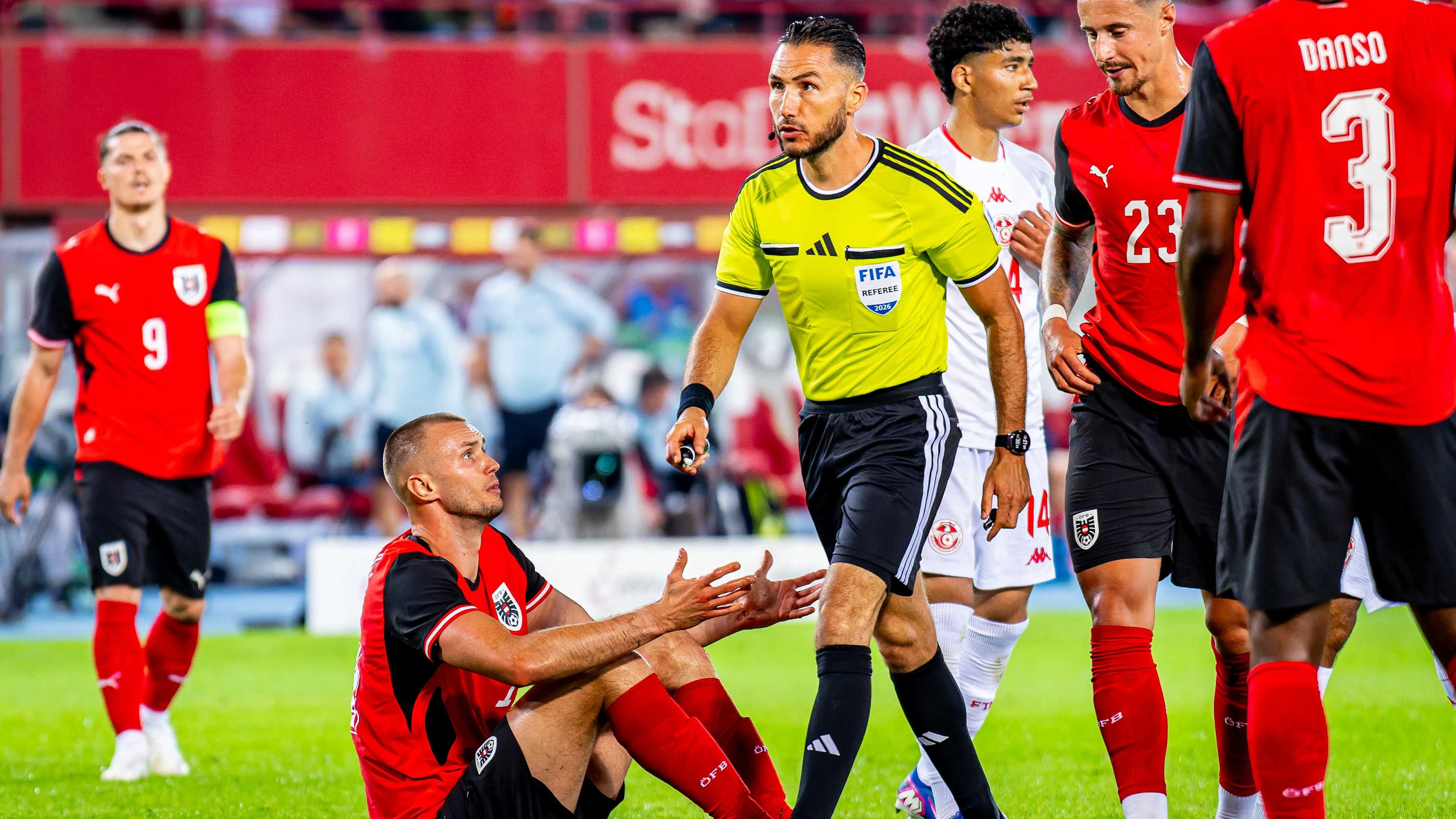 VIENNA,AUSTRIA,01.JUN.26 - SOCCER - OEFB international test match, Austria vs Tunisia. Image shows Sasa Kalajdzic (AUT) in discussions with referee Jeremie Pignard (FRA). Photo: GEPA pictures/ Kevin Hackner
