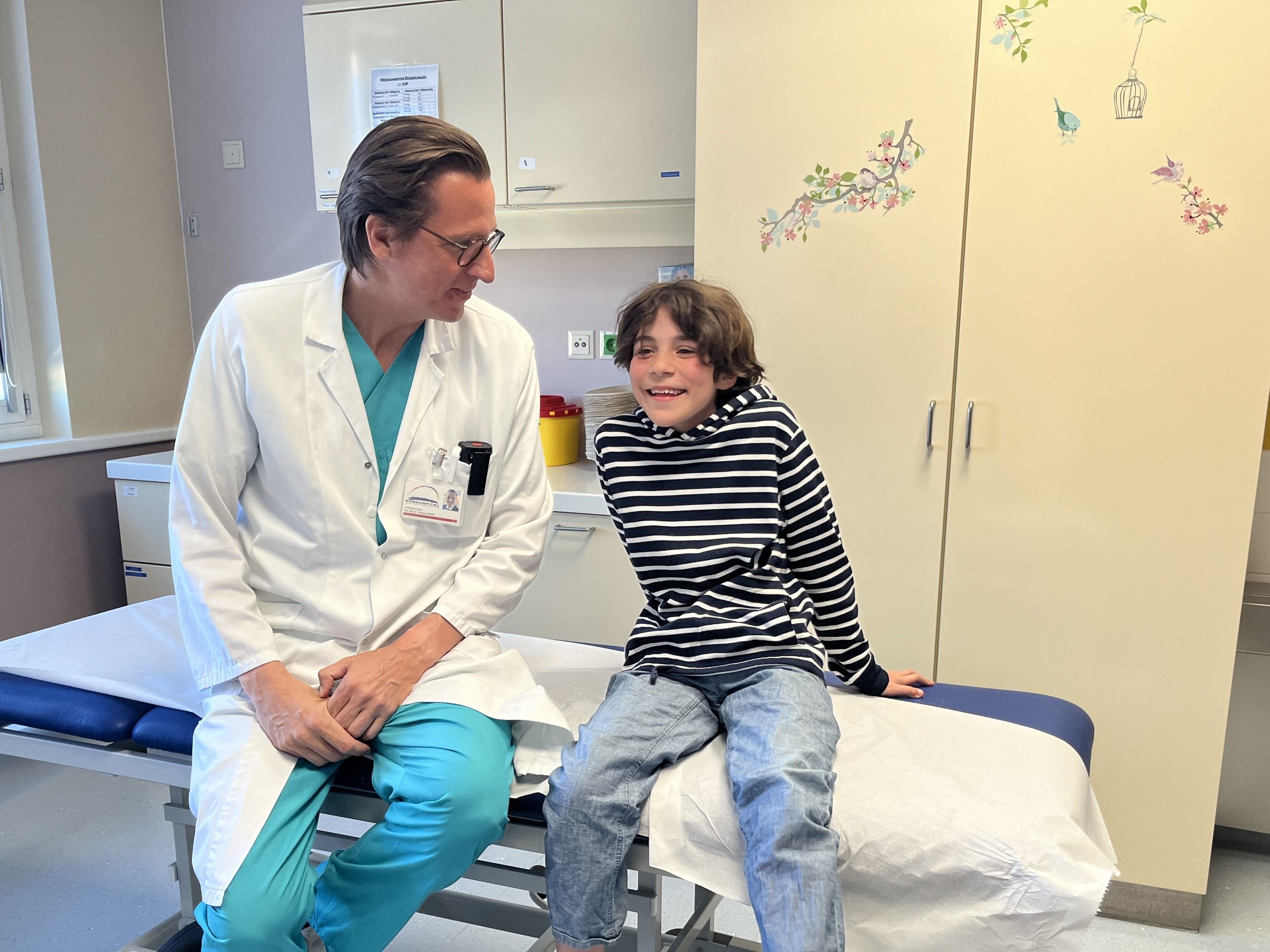 Thomas Benkö, Leiter der Abteilung für Kinder- und Jugendchirurgie der Klinik Donaustadt mit Patient Enea.