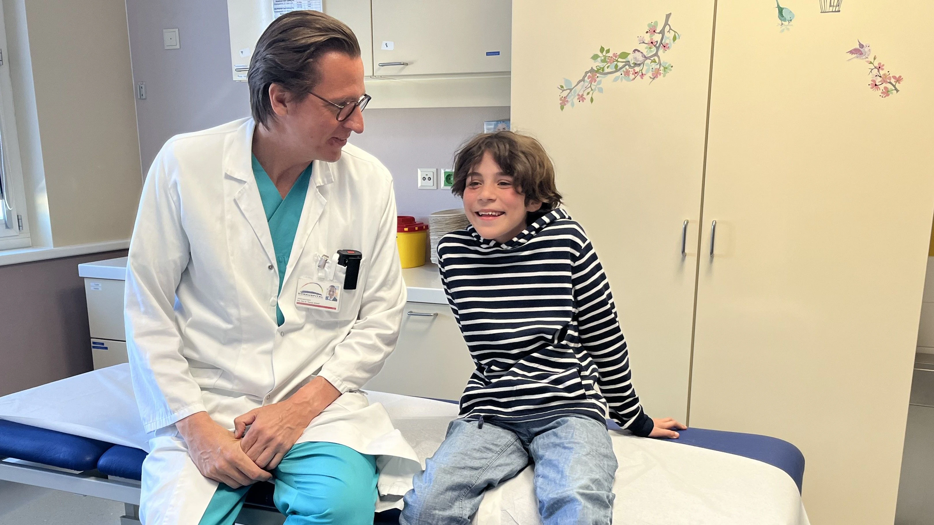 Heute.at - Hightech-OP in Wien – Roboter rettet Eneas (10) Niere