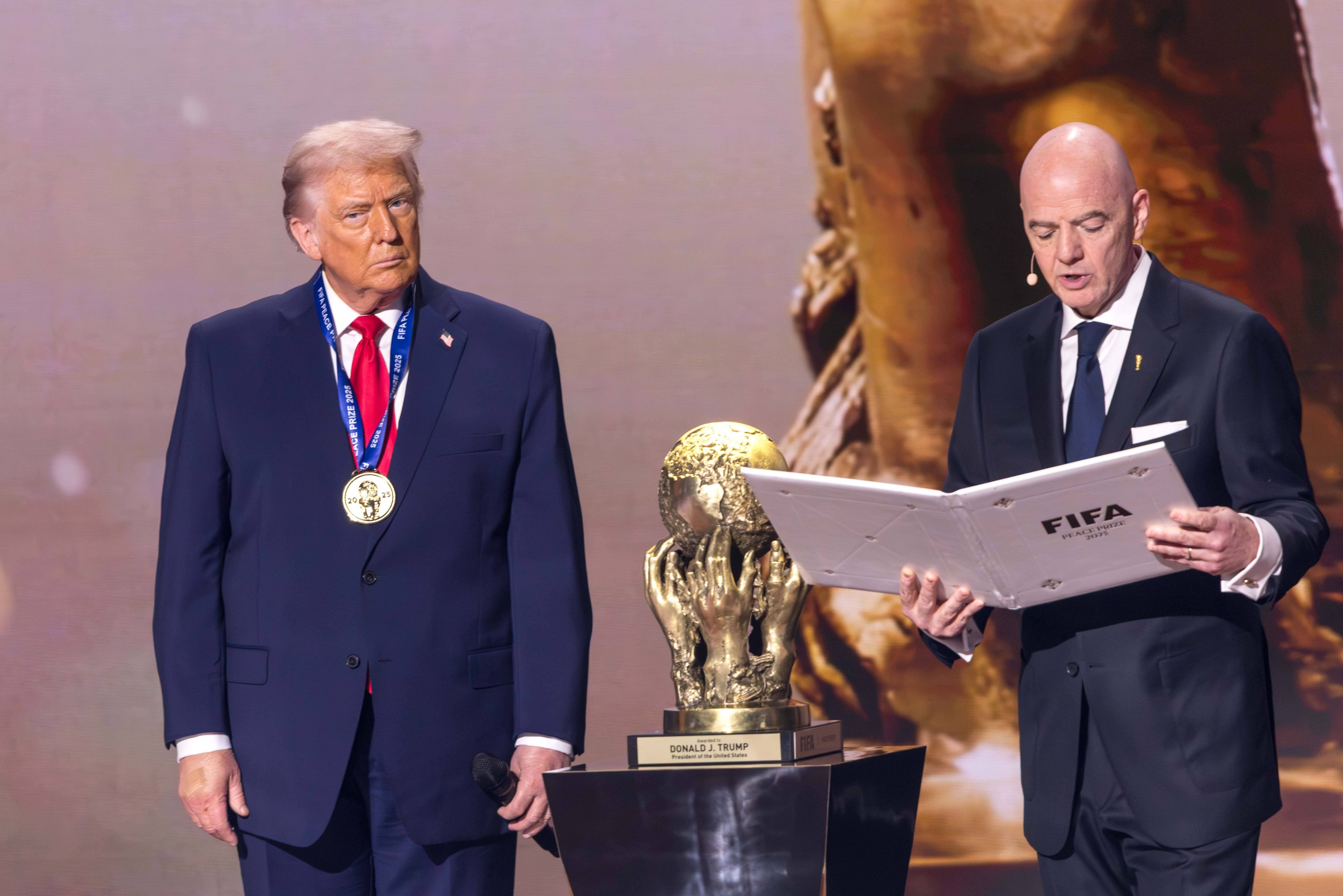 FIFA-Präsident Gianni Infantino überreicht US-Präsident Donald Trump den FIFA-Friedenspreis. 