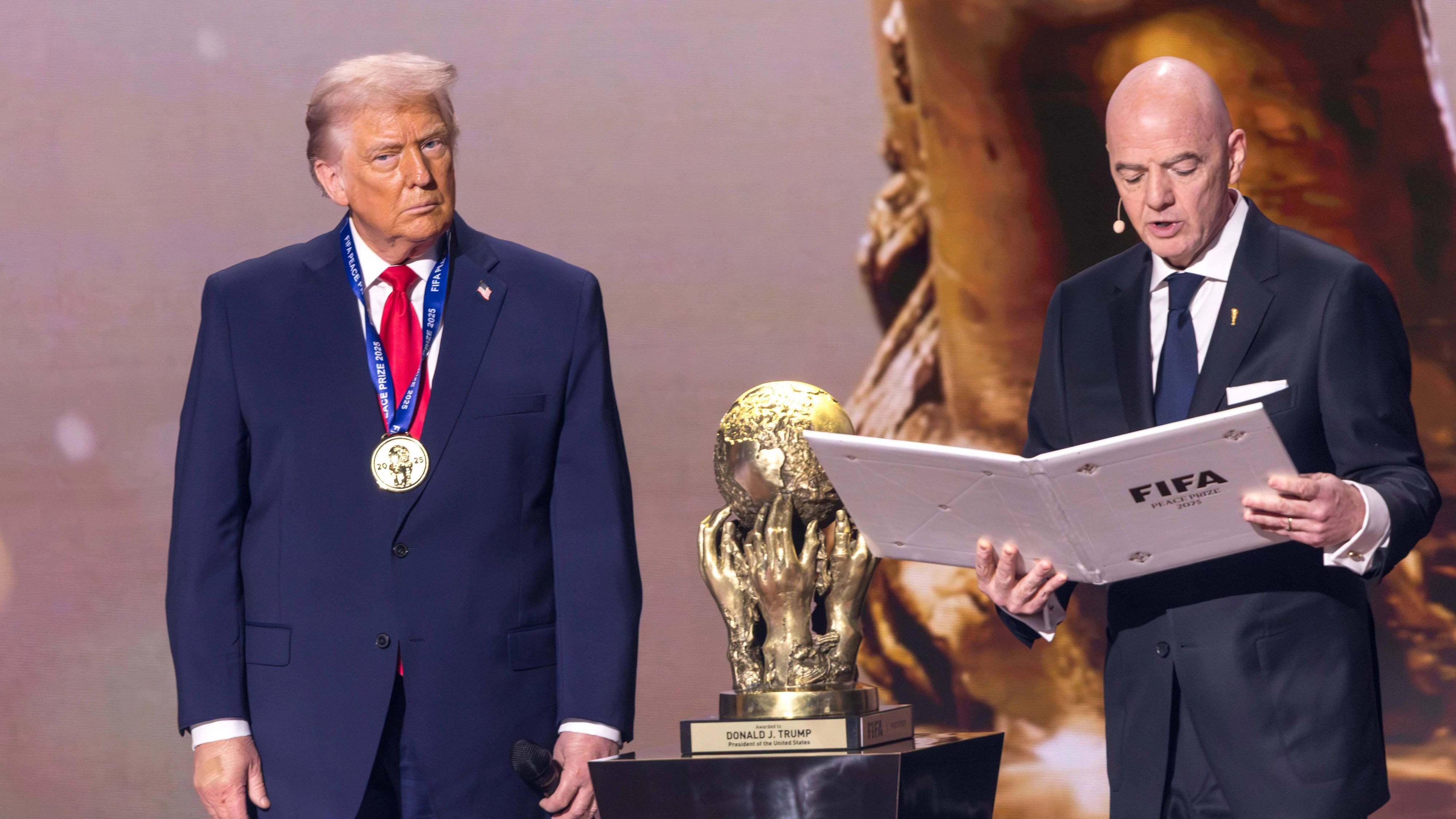 FIFA-Präsident Gianni Infantino überreicht US-Präsident Donald Trump den FIFA-Friedenspreis. 