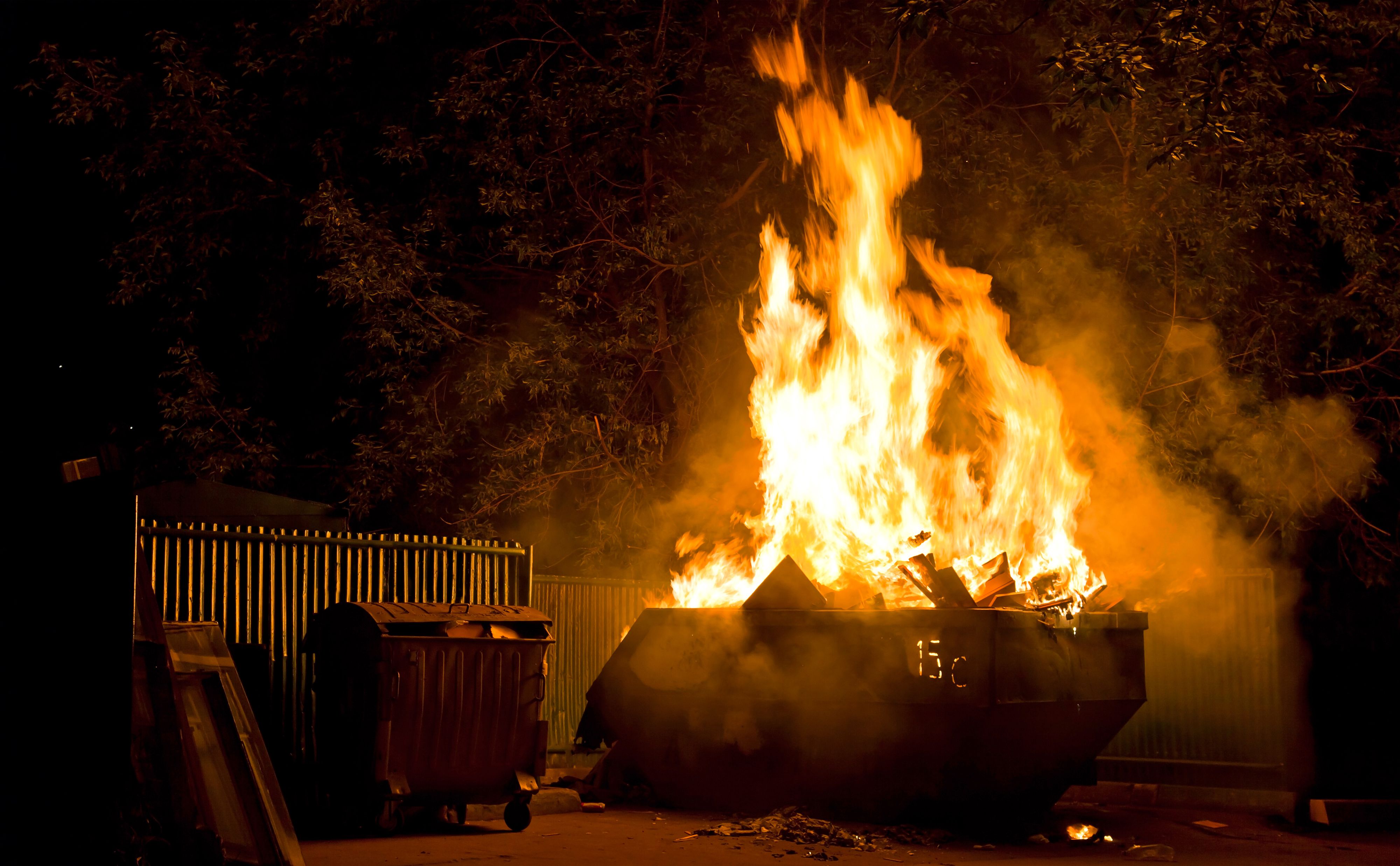 Die Müllcontainer fingen plötzlich Feuer – die Polizei ermittelt.