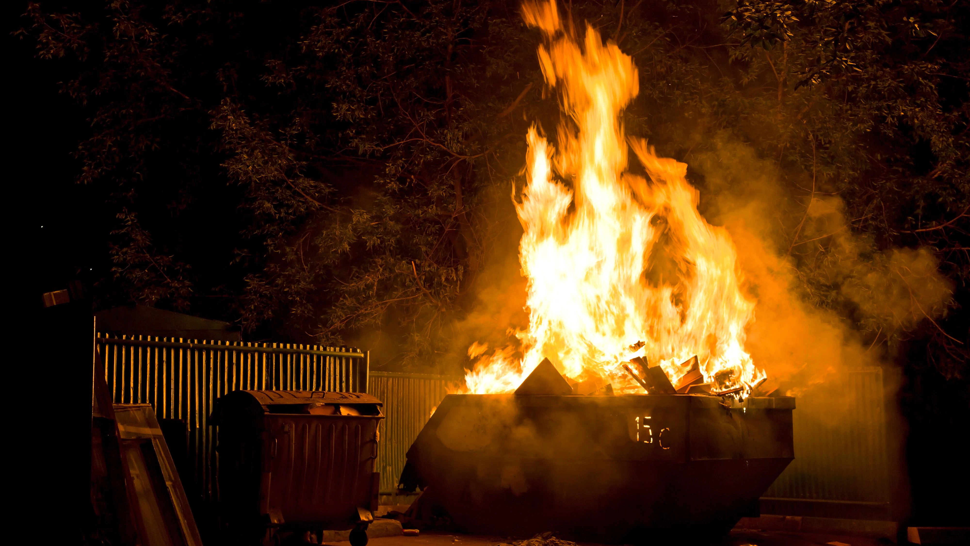 Die Müllcontainer fingen plötzlich Feuer – die Polizei ermittelt.