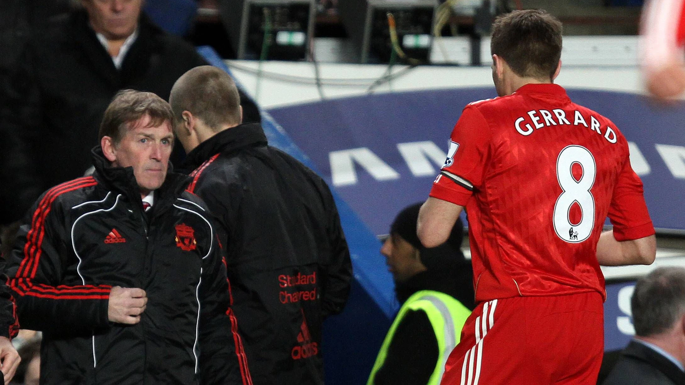 Bildnummer: 07310807  Datum: 06.02.2011  Copyright: imago/Paul Marriott 06.02.2011, London - Premier League 2010/2011 - FC Chelsea London (blue) vs FC Liverpool (red) --- Kenny Dalglish, Liverpool coach (C), speaks to Steven Gerrard, and his assistant Steve Clarke is on the left. NOxONLINExUSExWITHOUTxENDxUSERxLICENCExFROMxFOOTBALLxDATACOxLTD PUBLICATIONxNOTxINxUK; Herren Fussball England Premier League 2010 2011 vdig xdp 2011 quer   Image number 07310807 date 06 02 2011 Copyright imago Paul Marriott 06 02 2011 London Premier League 2010 2011 FC Chelsea London Blue vs FC Liverpool Red Kenny Dalglish Liverpool Coach C Speaks to Steven Gerrard and His Assistant Steve Clarke is ON The left NOxONLINExUSExWITHOUTxENDxUSERxLICENCExFROMxFOOTBALLxDATACOxLTD PUBLICATIONxNOTxINxUK men Football England Premier League 2010 2011 Vdig  2011 horizontal  