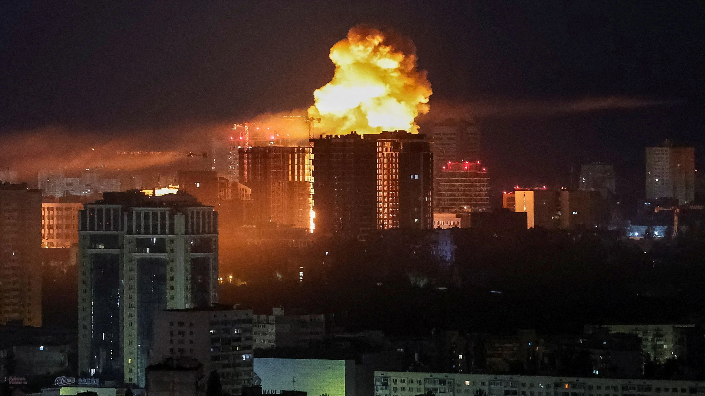 An explosion lights up the sky over the city during a Russian missile and drone strike, amid Russia's attack on Ukraine, in Kyiv, Ukraine June 2, 2026. REUTERS/Gleb Garanich     TPX IMAGES OF THE DAY     