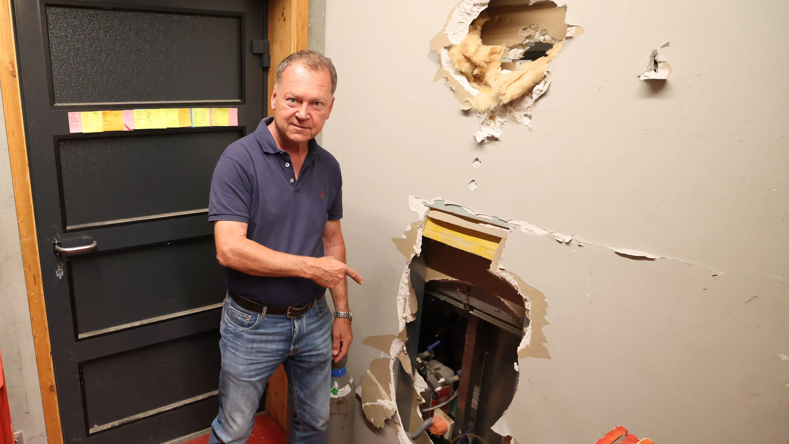 In die Buschenschank von Fritz Wieninger am Wiener Nussberg wurde eingebrochen. Der Sachschaden beträgt rund 30.000 Euro, schätzt der Winzer. Die Täter gingen nicht zimperlich vor, beschädigten Türen, Schlösser und auch eine Wand massiv.