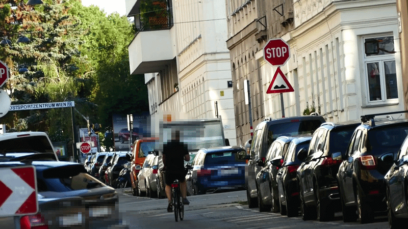 Heute.at - Radler gibt Vollgas, ignoriert Stop – Anrainer wütend
