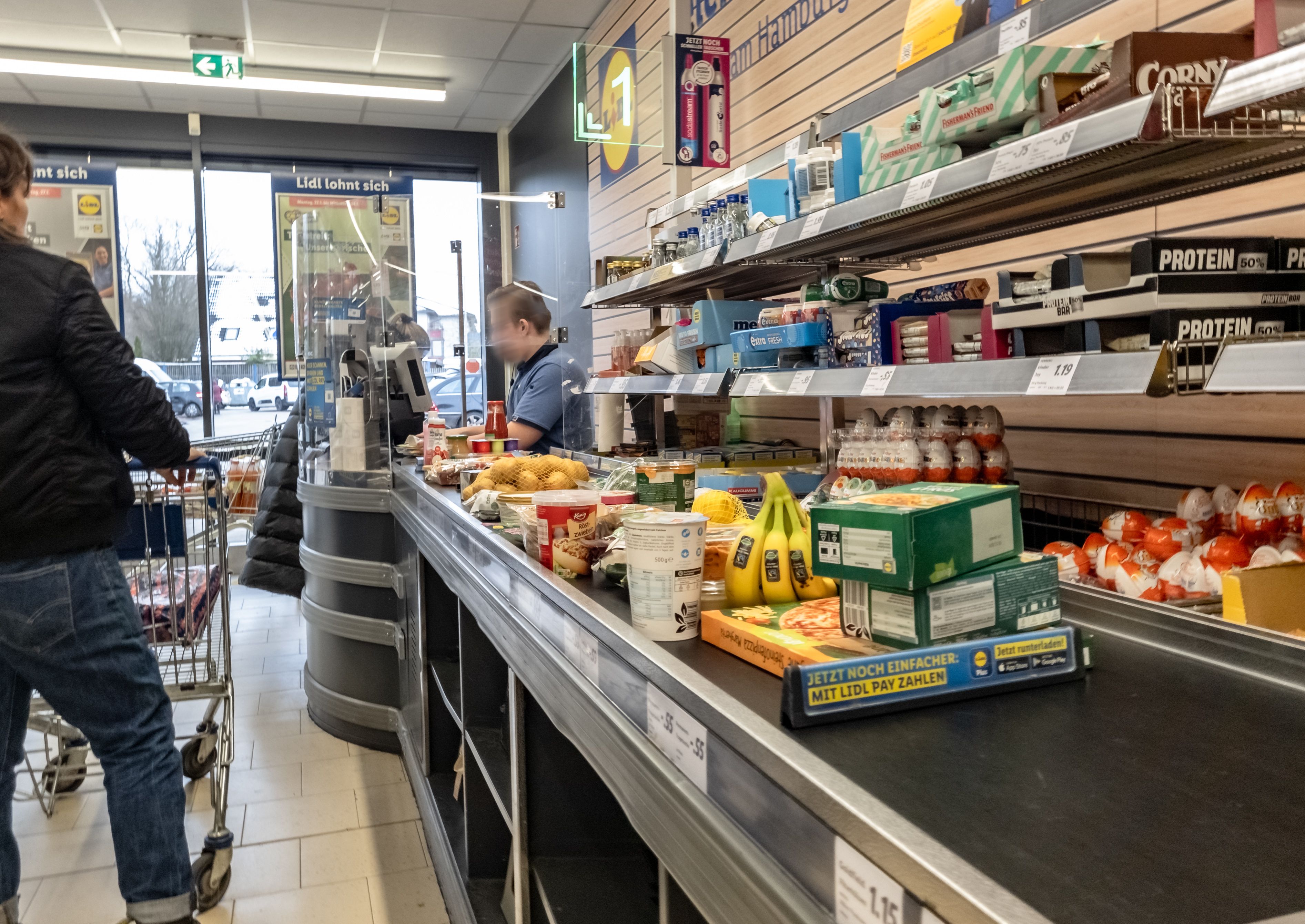 Der Warentrenner wird zwischen Einkäufen auf dem Förderband platziert.