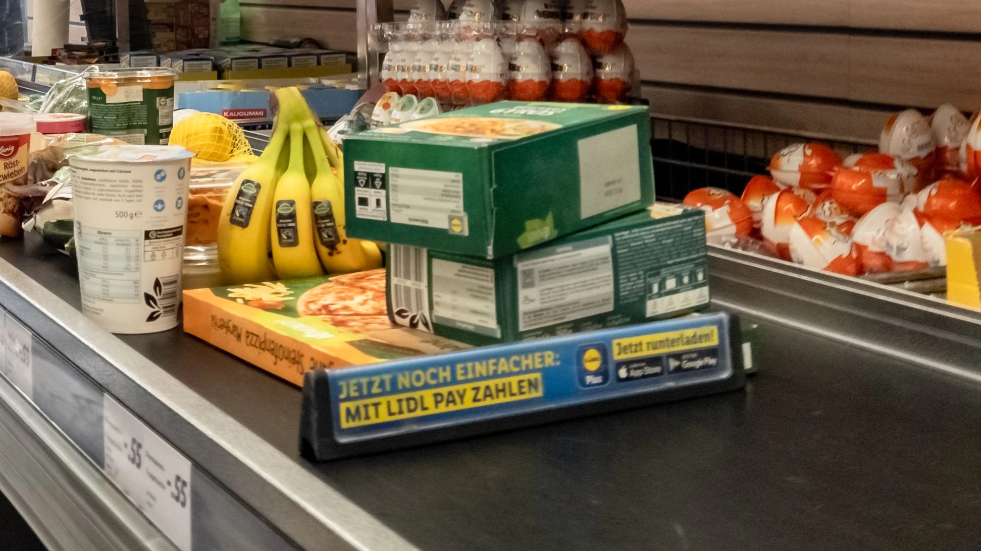 20 January 2024, Hamburg: Goods lying on the checkout conveyor belt in a LIDL discount supermarket. Photo: Markus Scholz/dpa