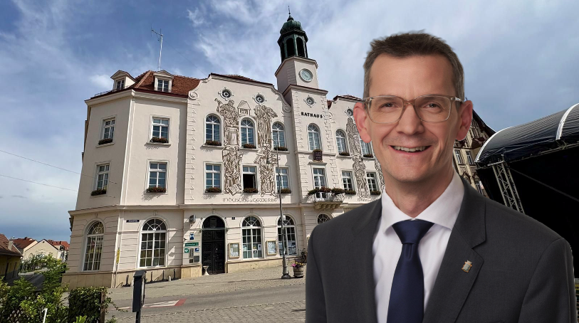 Die Gemeinderatswahl in Neunkirchen ist vorbei. Das Gemeinderatsteam der Volkspartei mit Bürgermeister Peter Teix (VP, re.) steht. 
