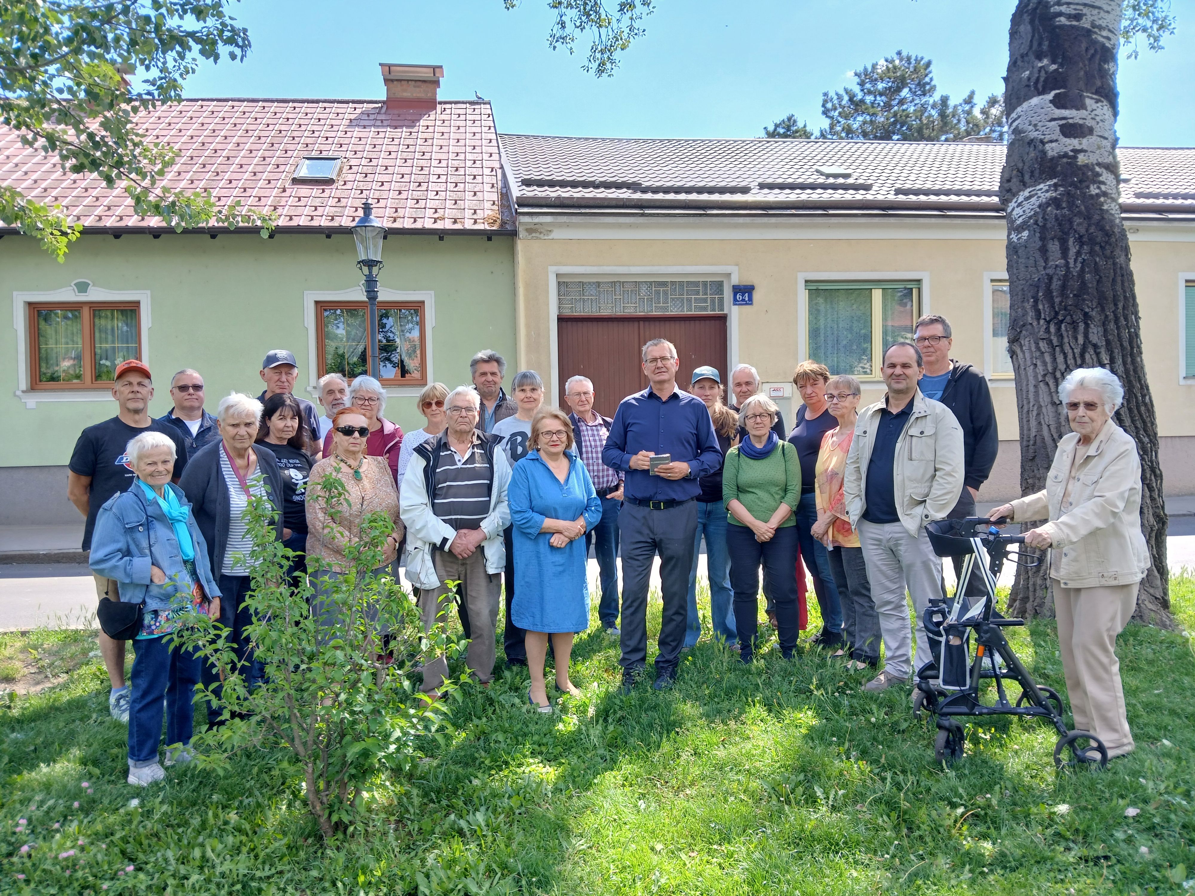 Bezirksvorsteher Geoerg Papai mit den betroffenen Anrainern vom Leopoldauer Platz.