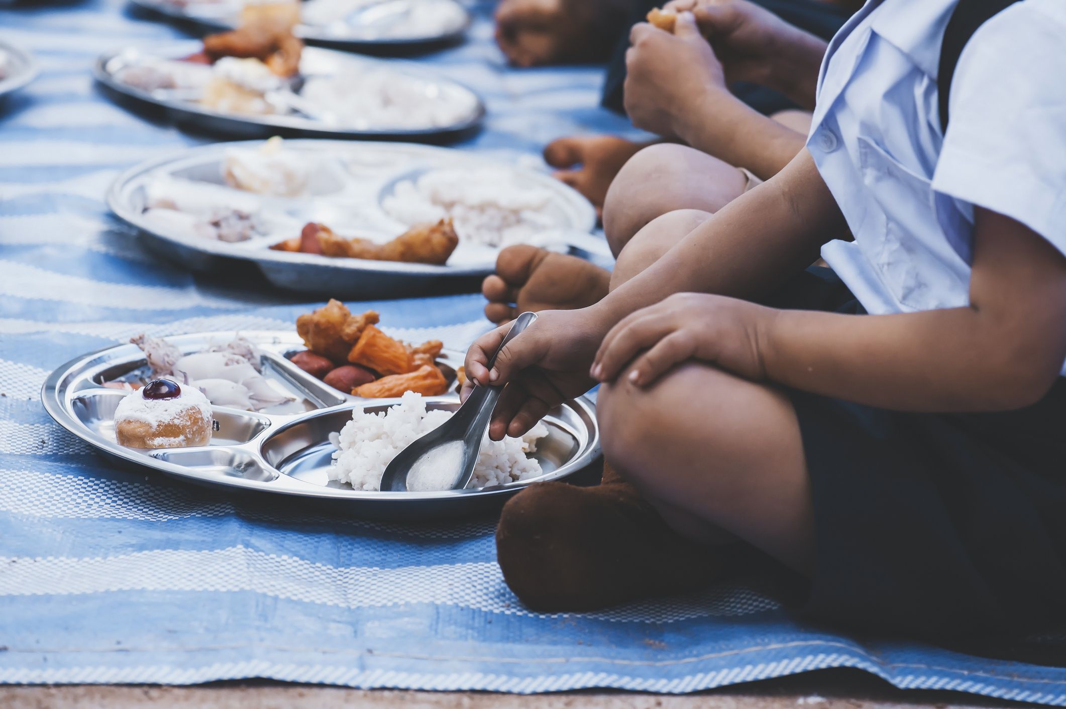 Gratis Mahlzeiten für Kinder in Indonesien führen zu zahlreichen Lebensmittelvergiftungen