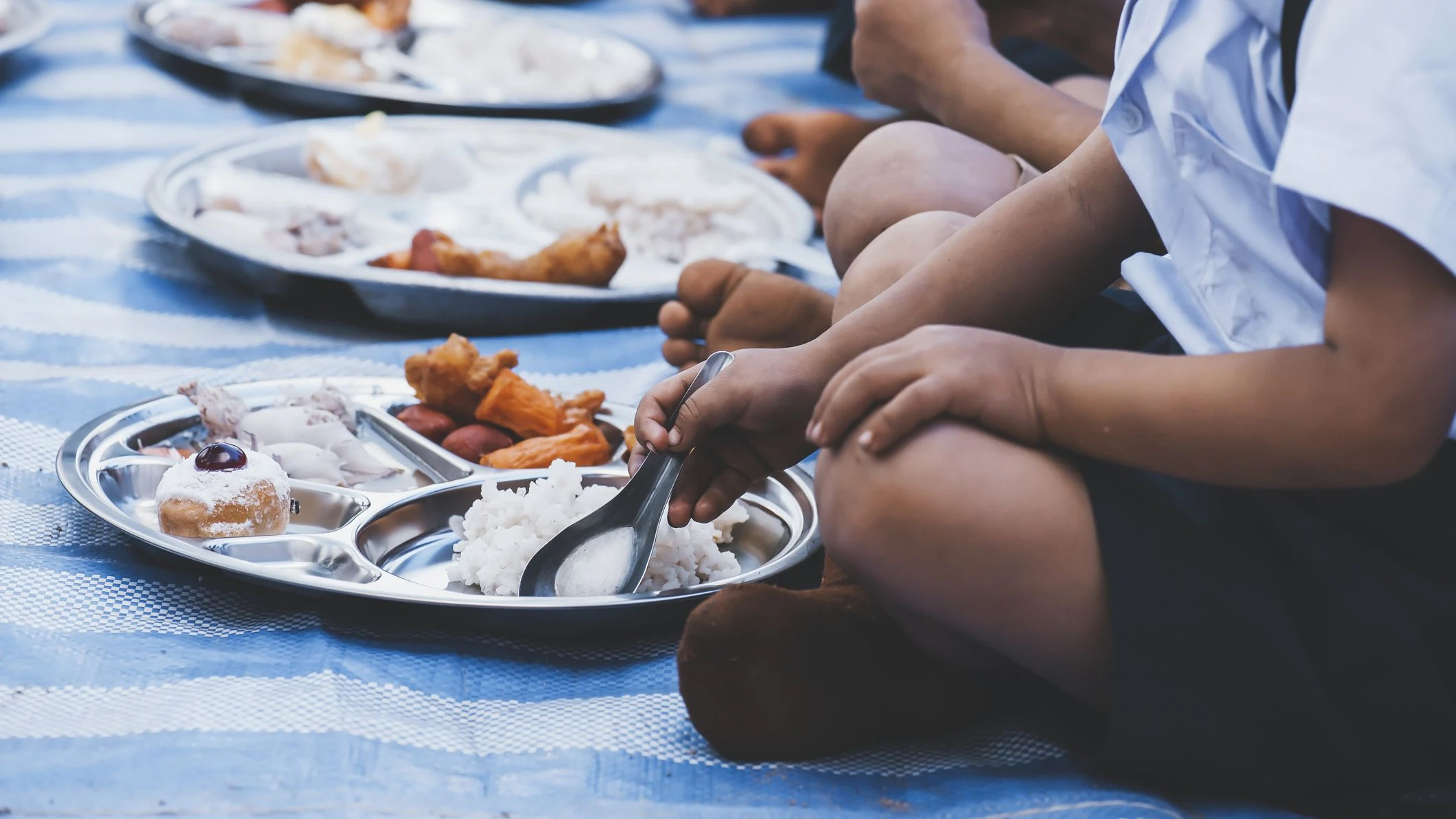 Gratis Mahlzeiten für Kinder in Indonesien führen zu zahlreichen Lebensmittelvergiftungen