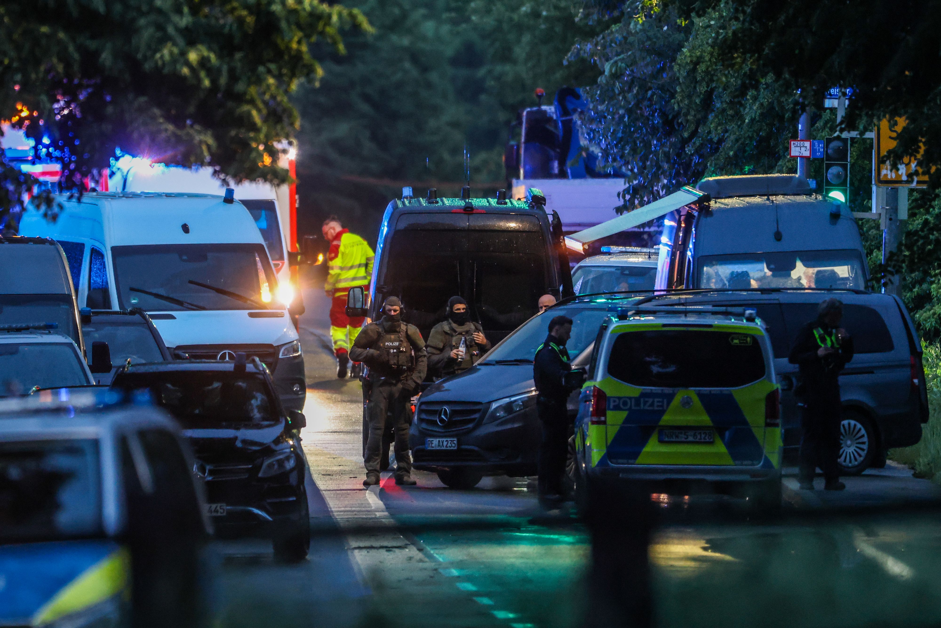 In Dortmund musste das SEK ausrücken. Ein Mann schoss auf Polizisten und verschanzte sich mit seinen Kindern. Mittlerweile hat sich der Mann gestellt.