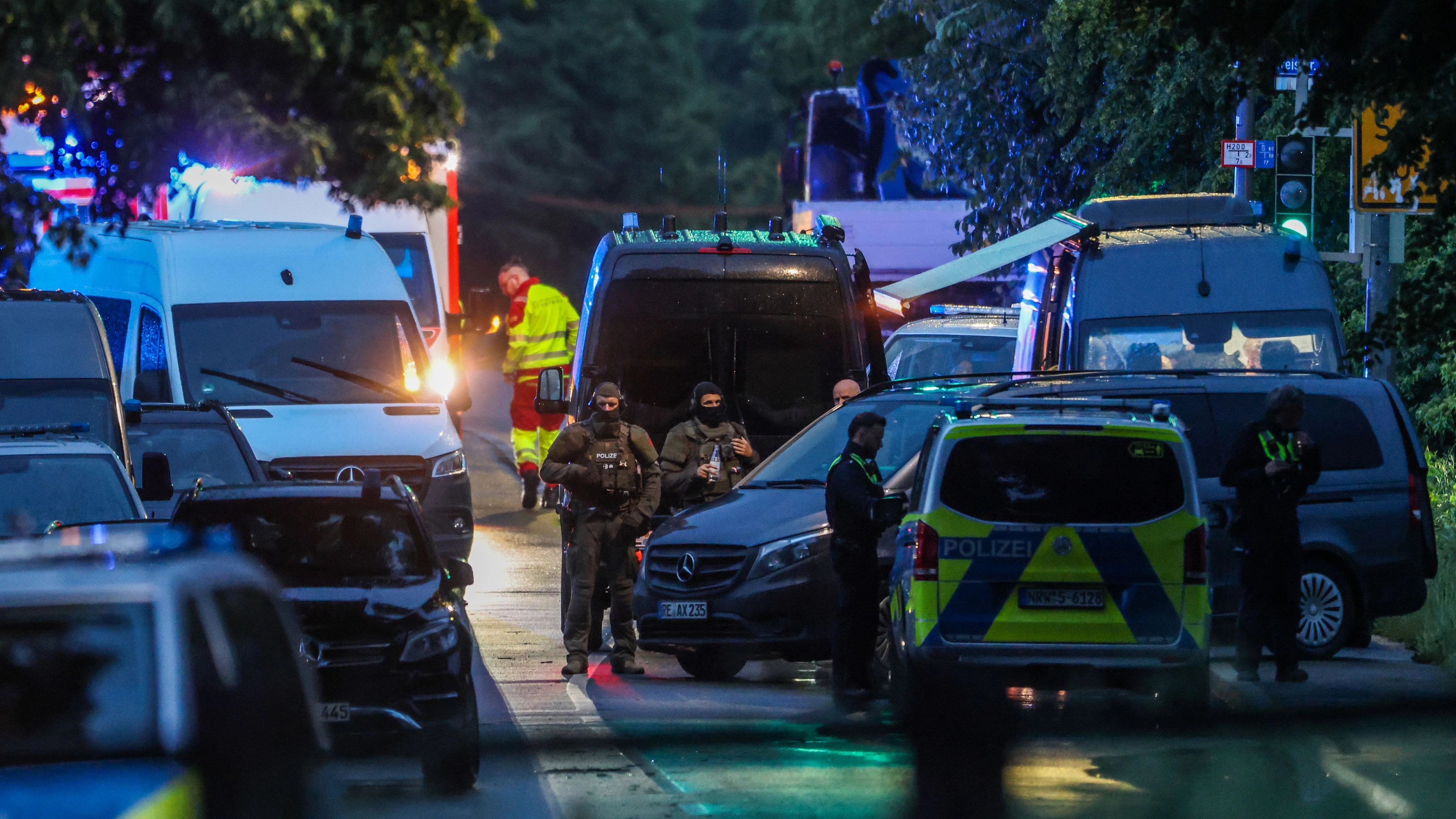 In Dortmund musste das SEK ausrücken. Ein Mann schoss auf Polizisten und verschanzte sich mit seinen Kindern. Mittlerweile hat sich der Mann gestellt.