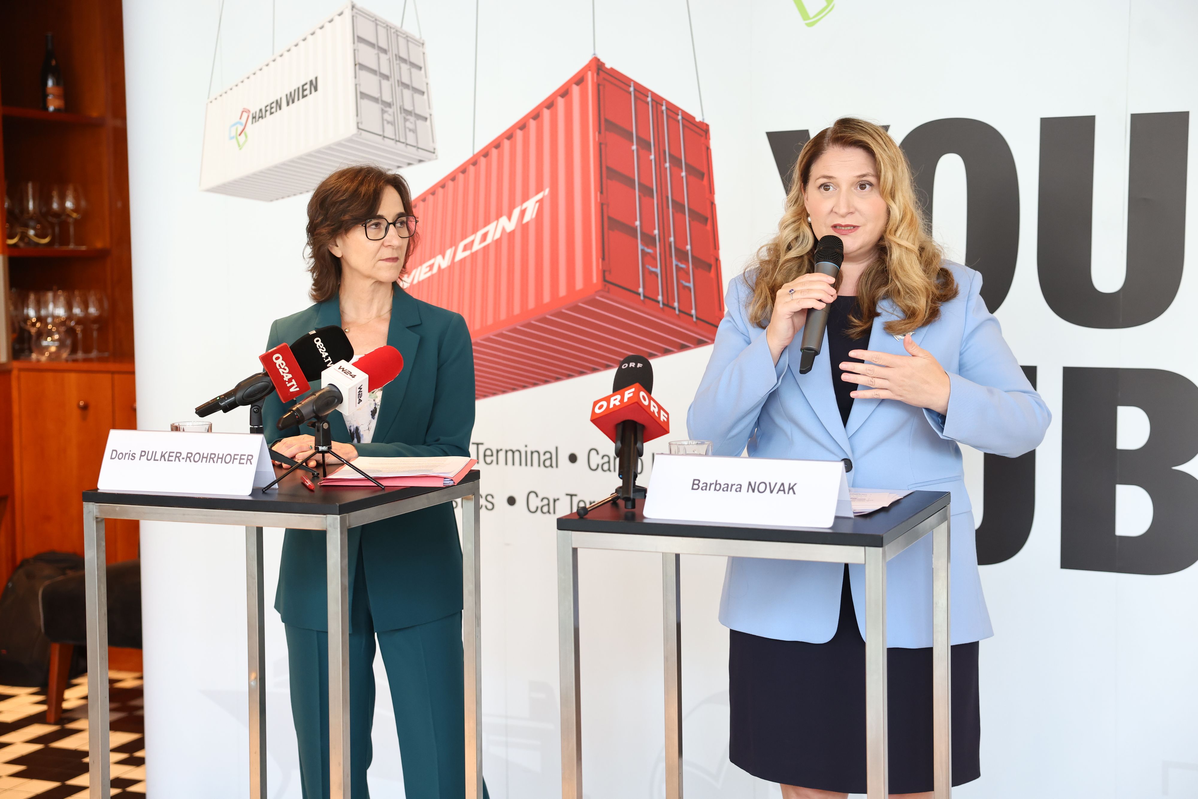 Geschäftsführerin Doris Pulker-Rohrhofer und Wirtschaftsstadträtin Barbara Novak stellten nun die Bilanz des hafen Wien 2025 vor.