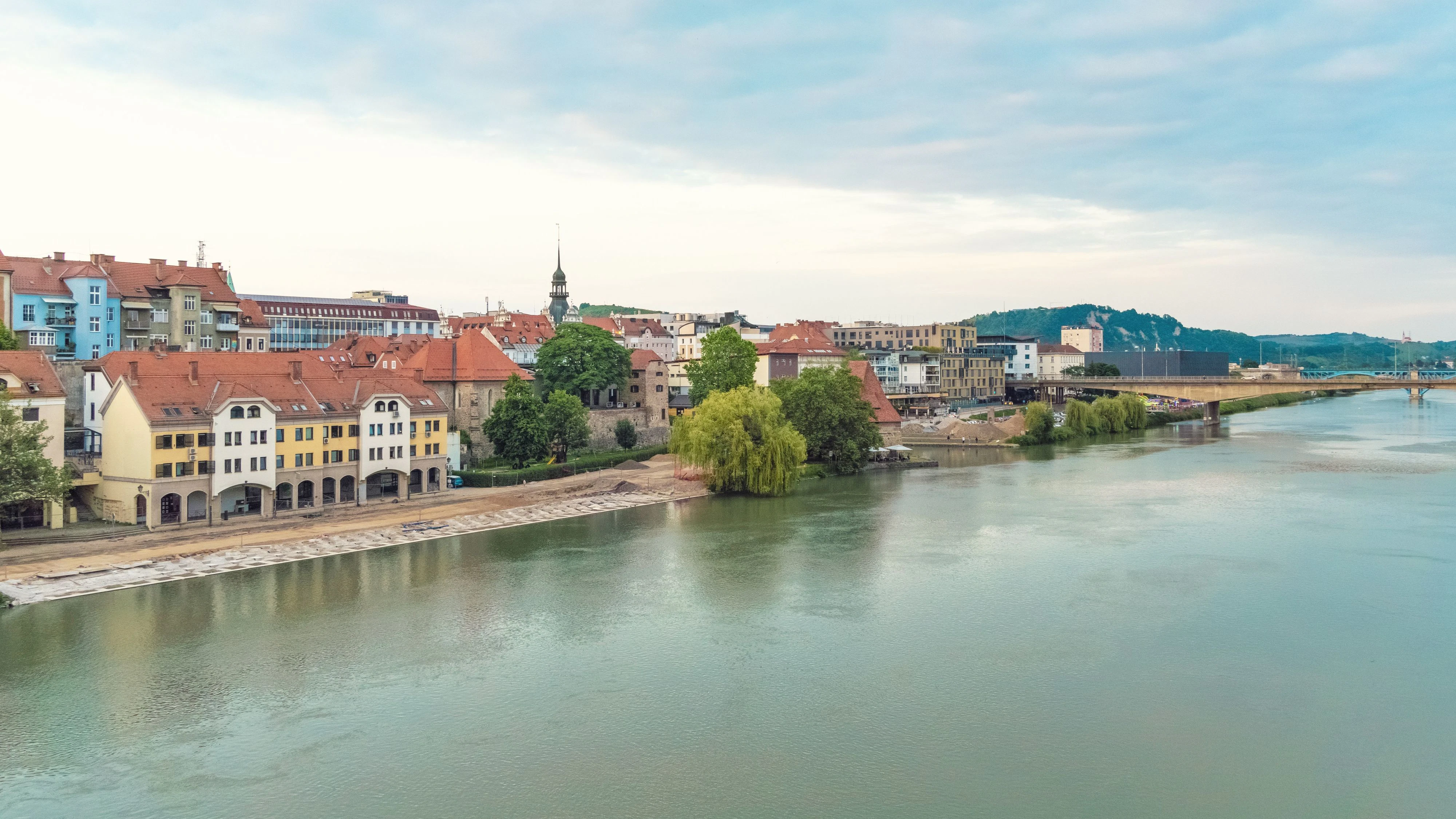 Slovenia, Stajerska, Maribor, Edge of city on river Drava
