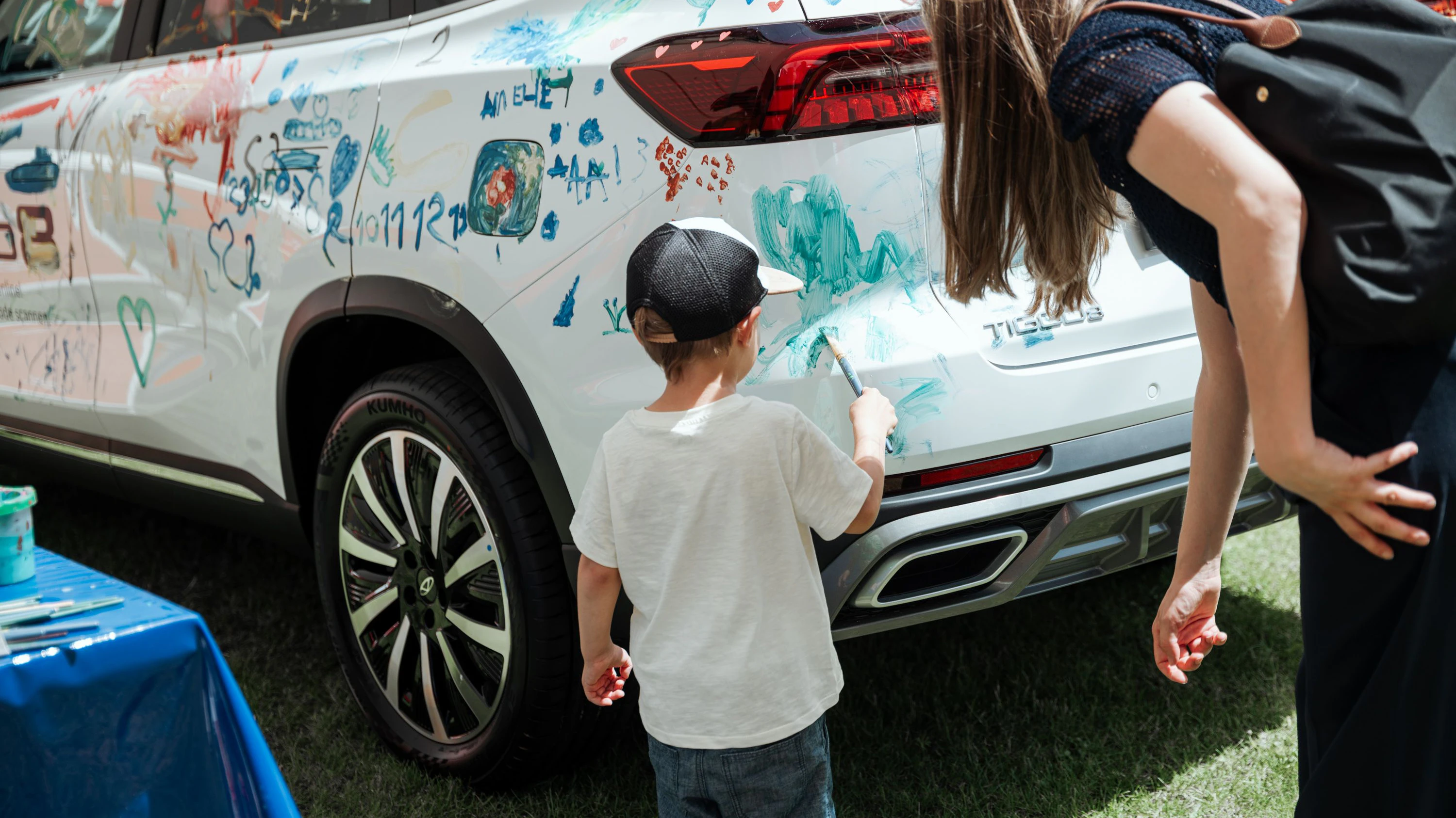 Auch die kleinsten Gäste durften die Autos kennen lernen bei einem Malstand durfte die Lackierung eines Chery Tiggo ganz nach den eigenen Vorstellungen verfeinert werden.  