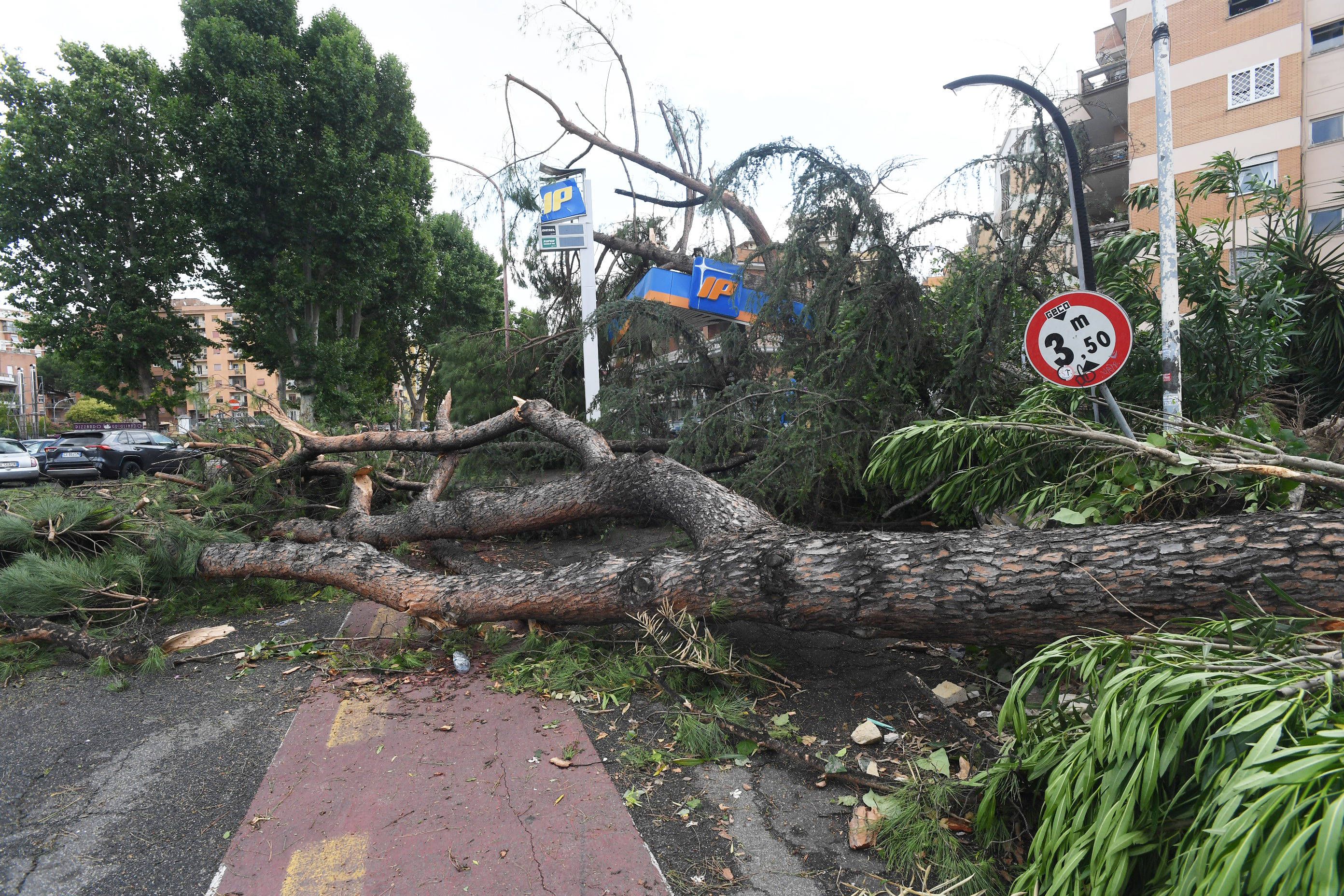 Schwere Schäden nach einem Tornado in Italien. 