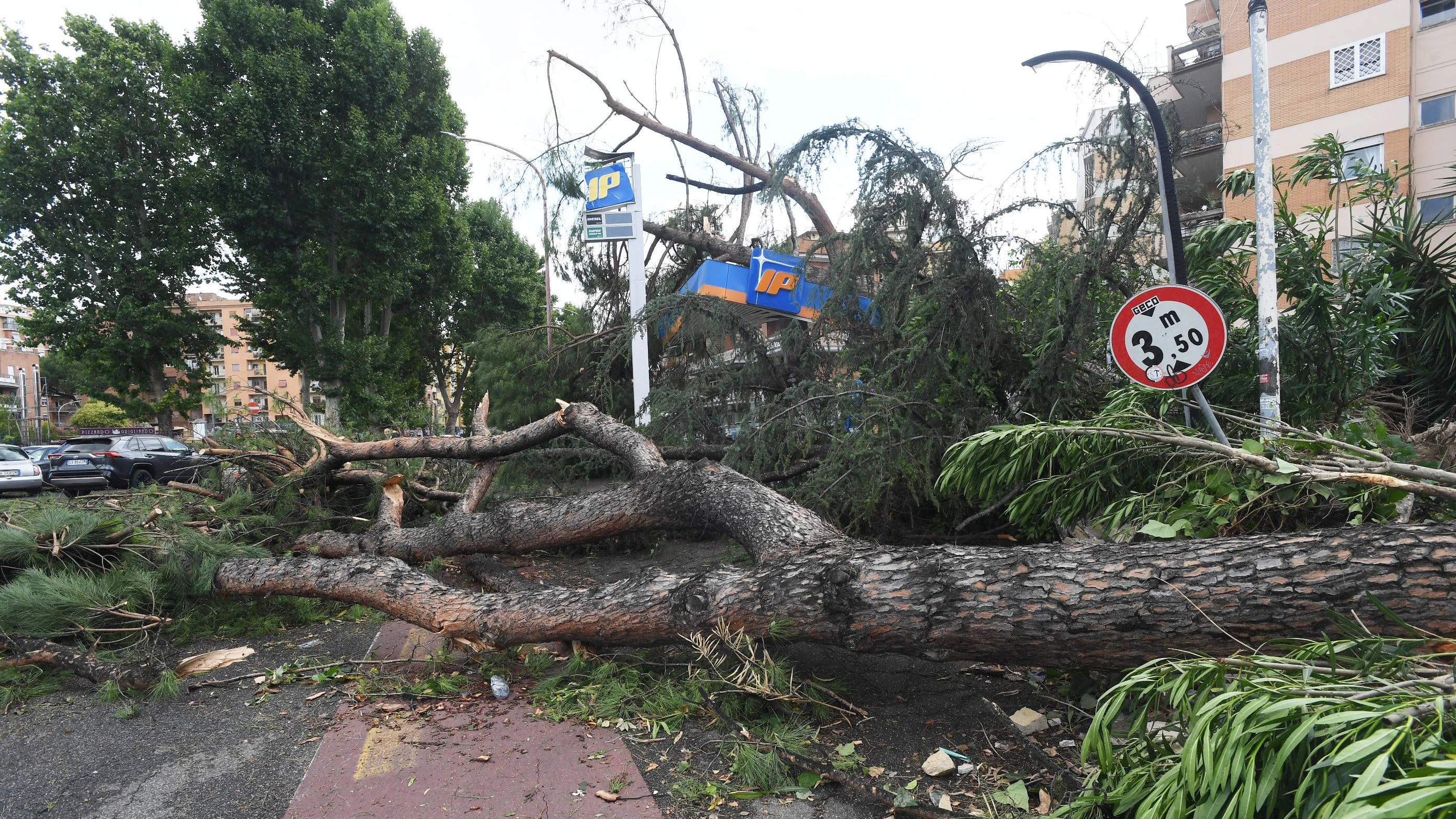 Schwere Schäden nach einem Tornado in Italien. 