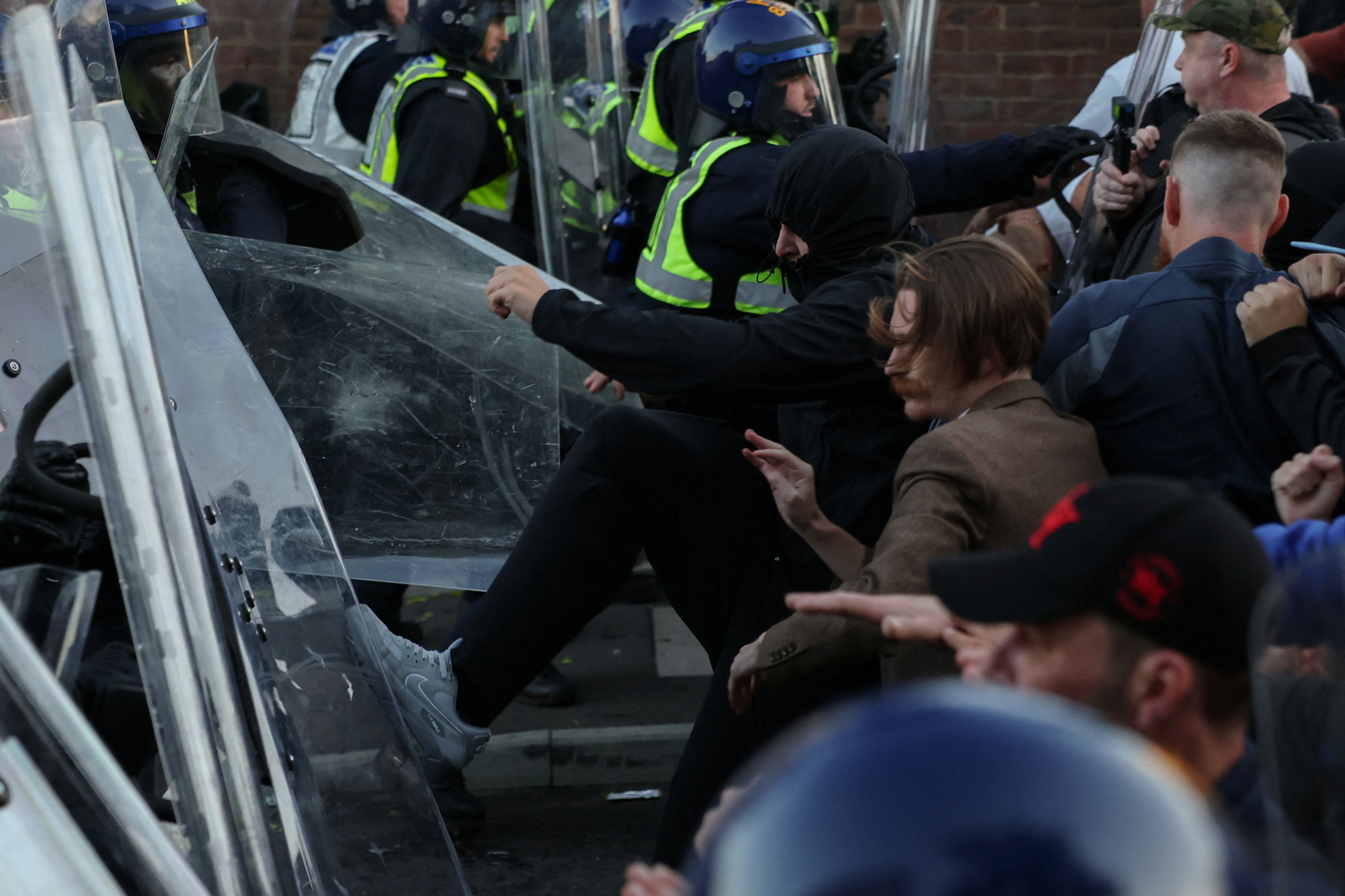 Rechte Aktivisten lieferten sich eine Straßenschlacht mit der Polizei in Southampton (UK).