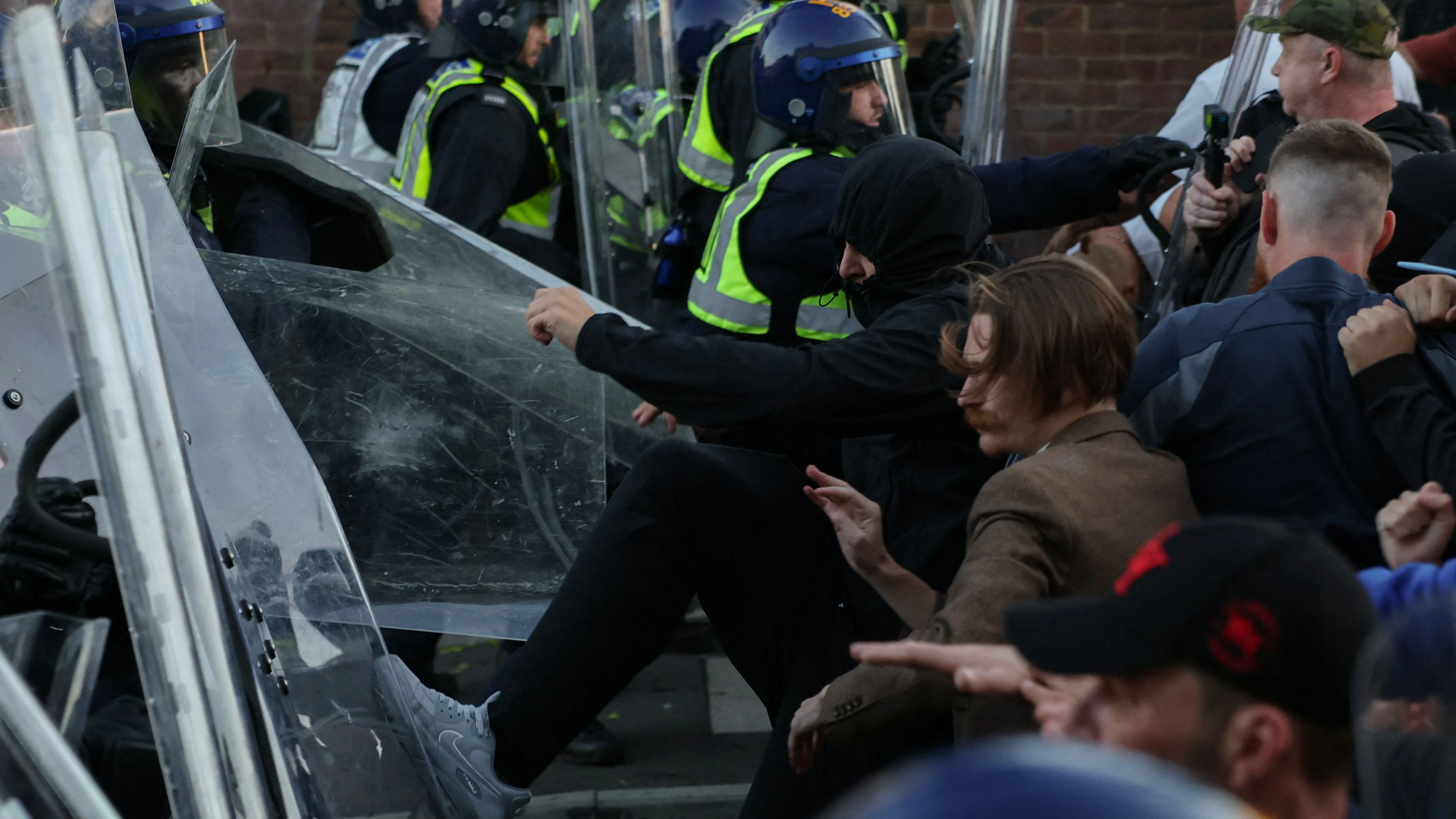 Protesters clash with police officers during a demonstration following the conviction of Vikrum Digwa for the murder of student Henry Nowak, in Southampton, Britain, June 2, 2026. REUTERS/Isabel Infantes