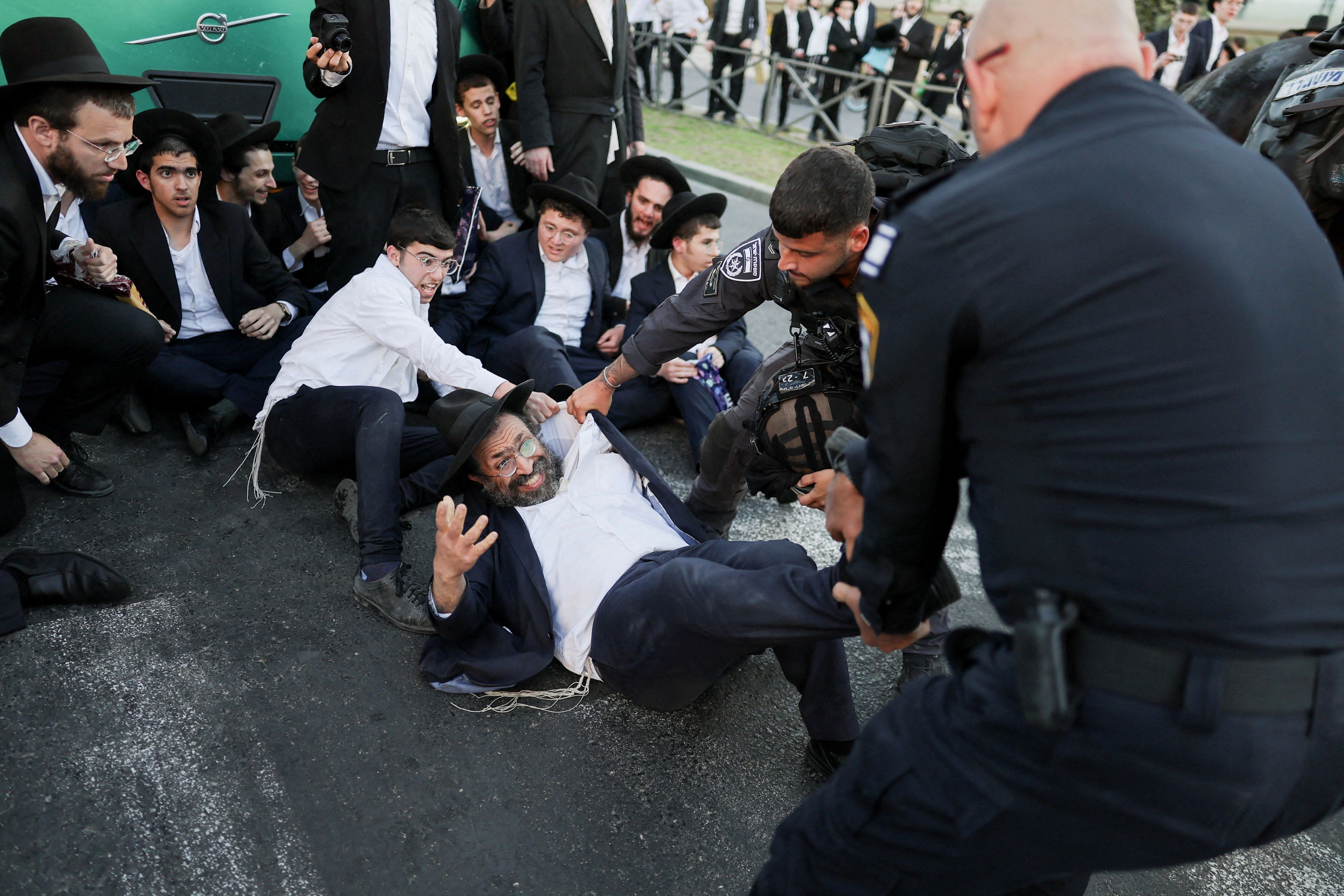 Heute.at - Zehntausende Ultraorthodoxe blockieren Israels Straßen