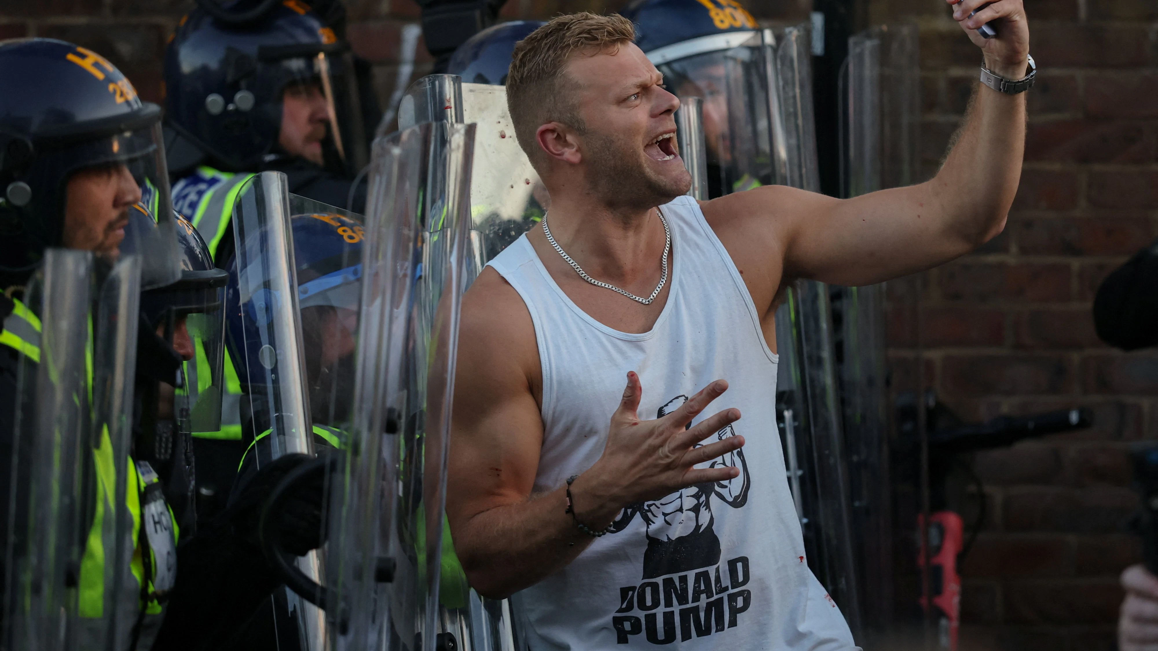 Dem Aufruf des rechtsextremen Aktivisten Tommy Robinson folgten rund 1.000, teils gewaltbereite, Demonstranten