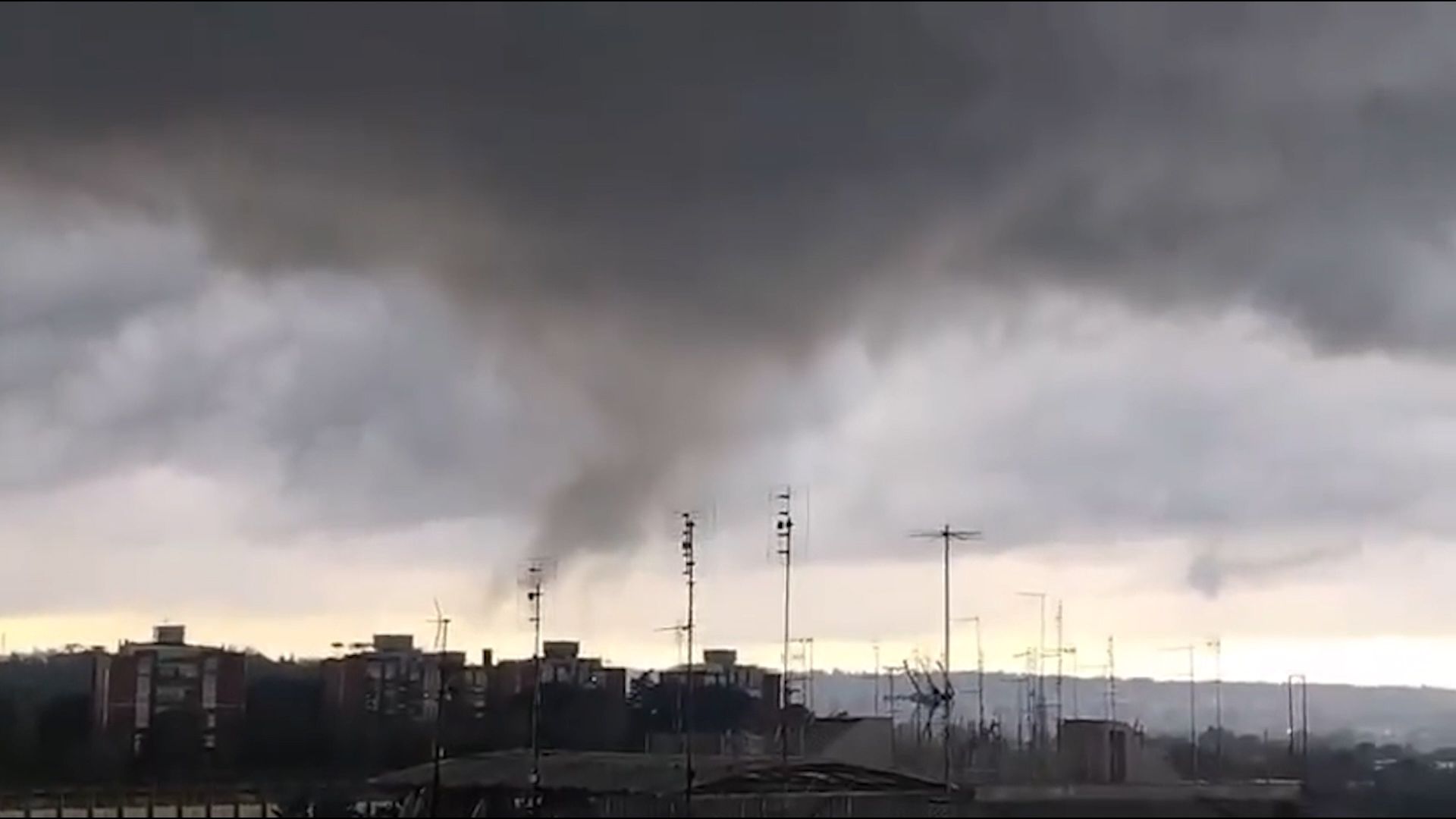 Heute.at - Tornado mitten in Rom hinterlässt Spur der Verwüstung