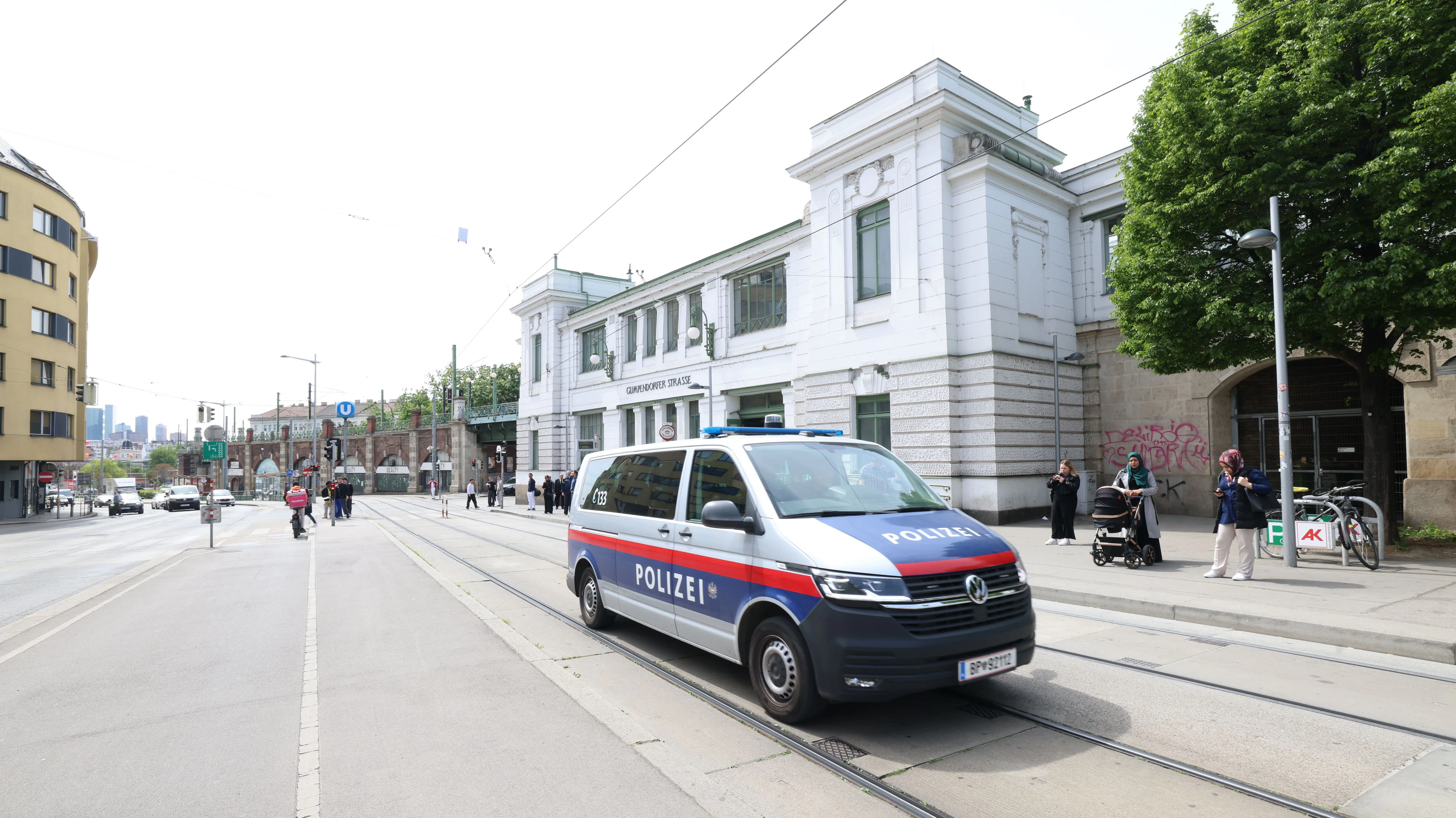 Die Situation rund um das Drogenhilfezentrum Jedmayer bei der U6-Station Gumpendorfer Straße ist seit Jahren problematisch.
