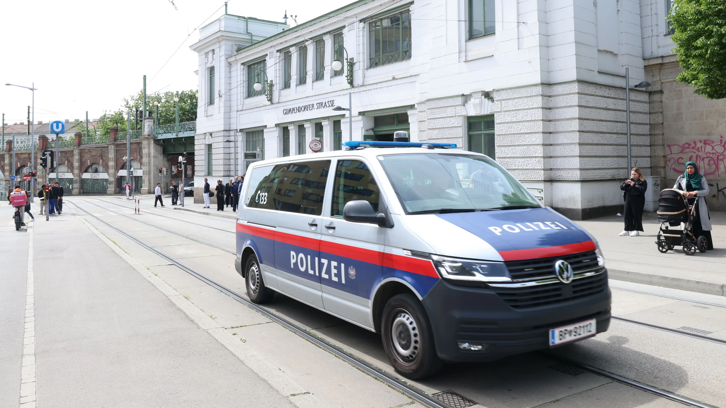 Die Situation rund um das Drogenhilfezentrum Jedmayer bei der U6-Station Gumpendorfer Straße ist seit Jahren problematisch.