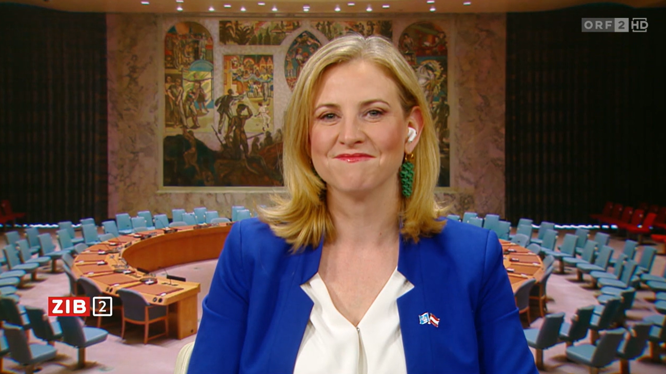 Eine zufriedene Außenministerin Meinl-Reisinger in der 