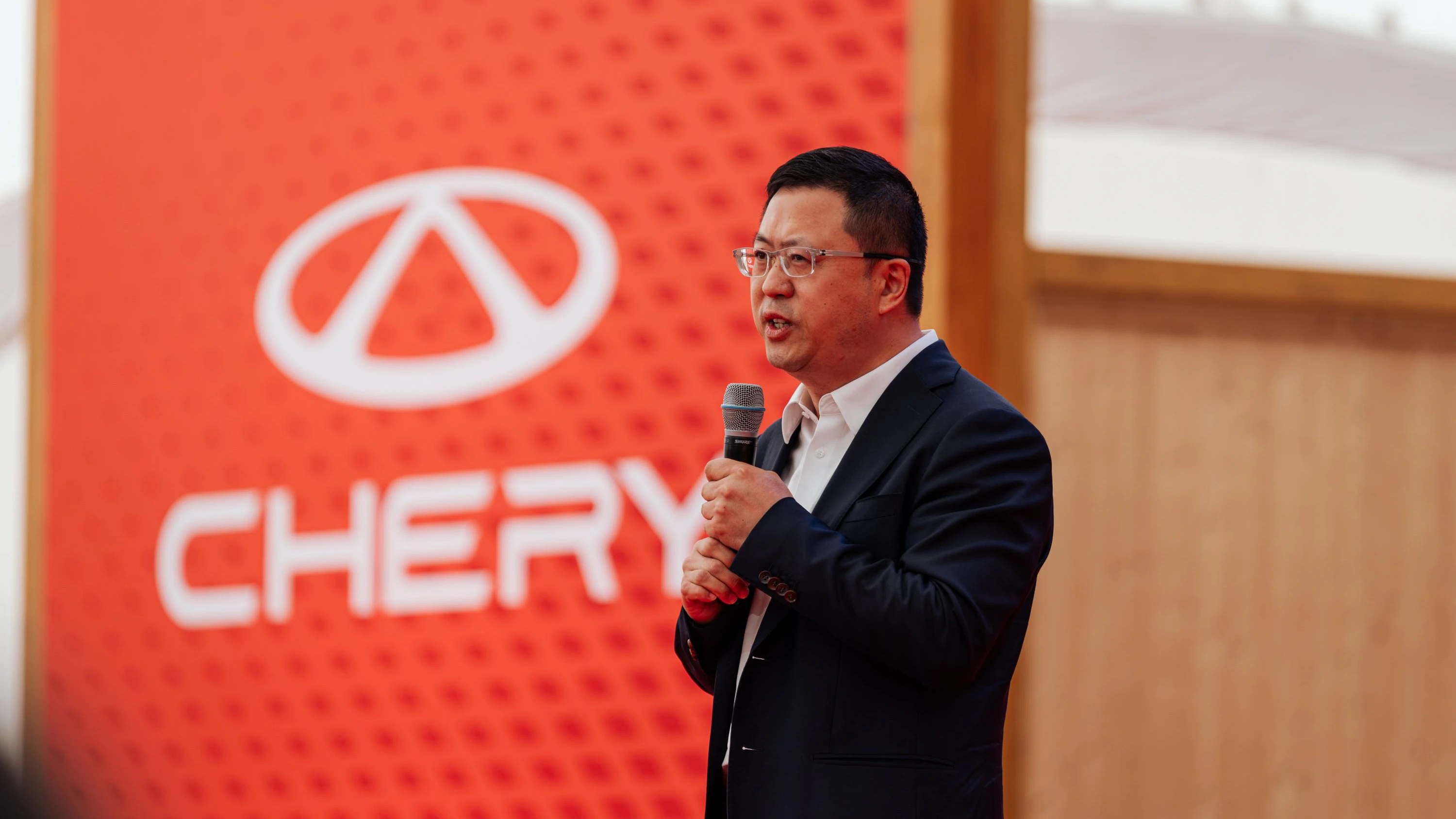 Frank Wang, EU Region Deputy General Manager Chery Brand bei der Eröffnung des Launch-Events.