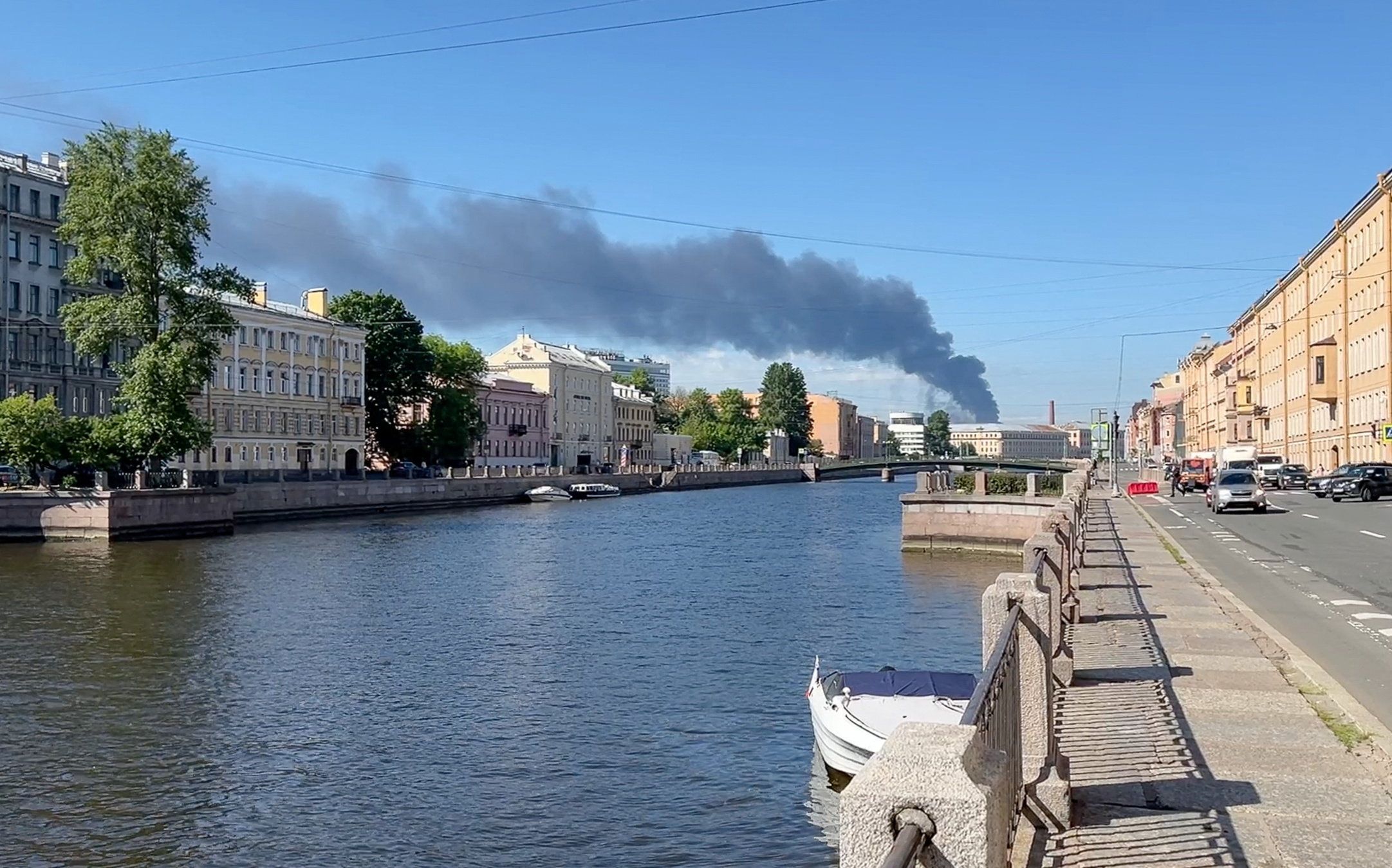 Dunkle Rauchwolken übre St. Petersburg.