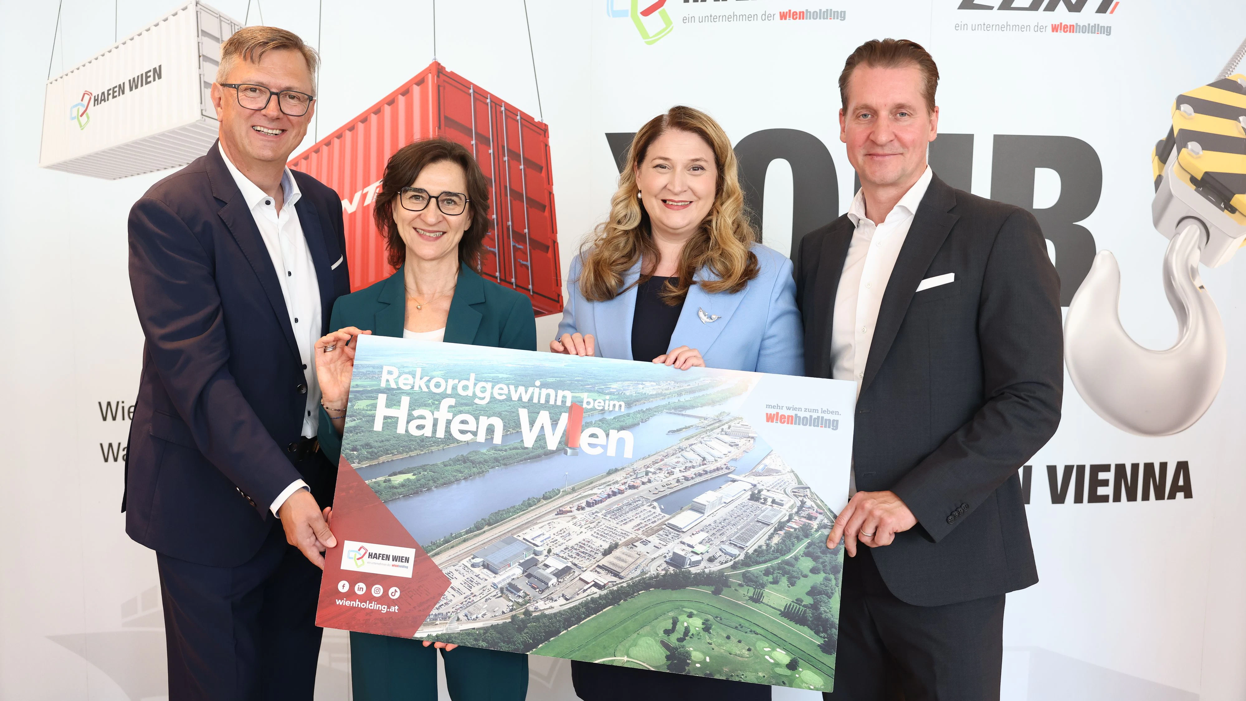 v.l.l: Fritz Lehr (kaufmännischer Geschäftsführer), Doris Pulker-Rohrhofer (technische geschäftsführerin), Wirtschaftsstadträtin Barbara Novak und Wien Holding-Direktor Oliver Stribl 