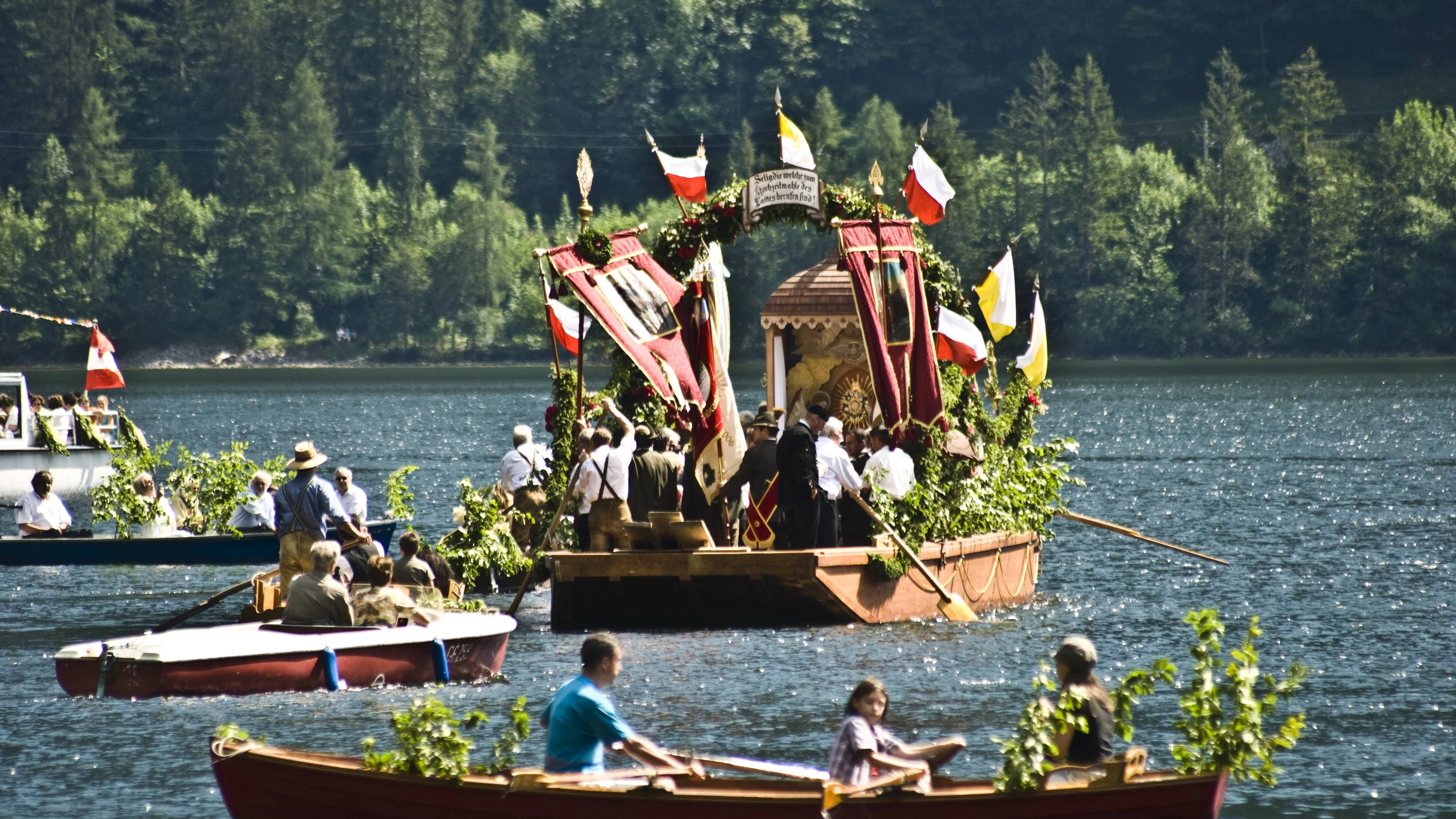 Bildnummer: 52135341  Datum: 07.06.2007  Copyright: imago/Volker Preußer Geschmückte Boote während der Fronleichnamsprozession auf dem Hallstätter See in Hallstatt - Österreich, Objekte , Personen; 2007, Hallstatt, Prozession, Prozessionen, Fronleichnam, Fronleichnamsprozession, Fronleichnamsprozessionen, Tradition, , Seeprozession, Flagge; , quer, Kbdig, Totale, Österreich,  , Reisen, Europa
