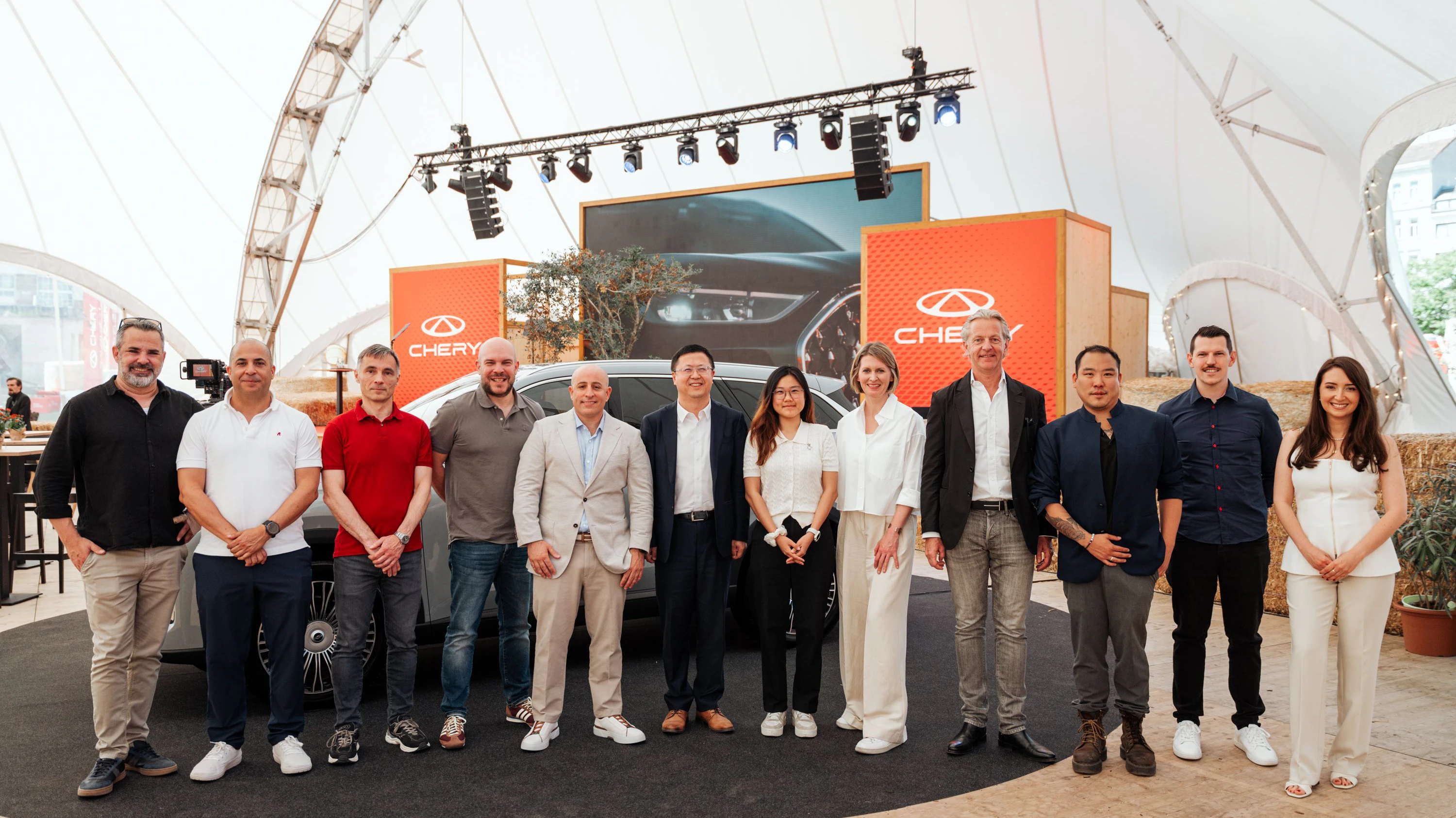 Gemeinsame Sache, das Team von Importeur Freesbe gemeinsam mit dem Chery Management. Im Bild (v.l.): Hadar Avital (Freesbe), Michael Waitzman (Freesbe), Viktor Kovac (Freesbe), Rothem Shavit (Freesbe), Sagi Butbul (Freesbe), Frank Wang (Chery), Jingwen Jiang (Chery), Barbara Mrstik (Freesbe), Jürgen Keusch (Freesbe), Majors Liu (Freesbe), Mathias Schirk (Freesbe), Ilona LevyKalias (Freesbe). 