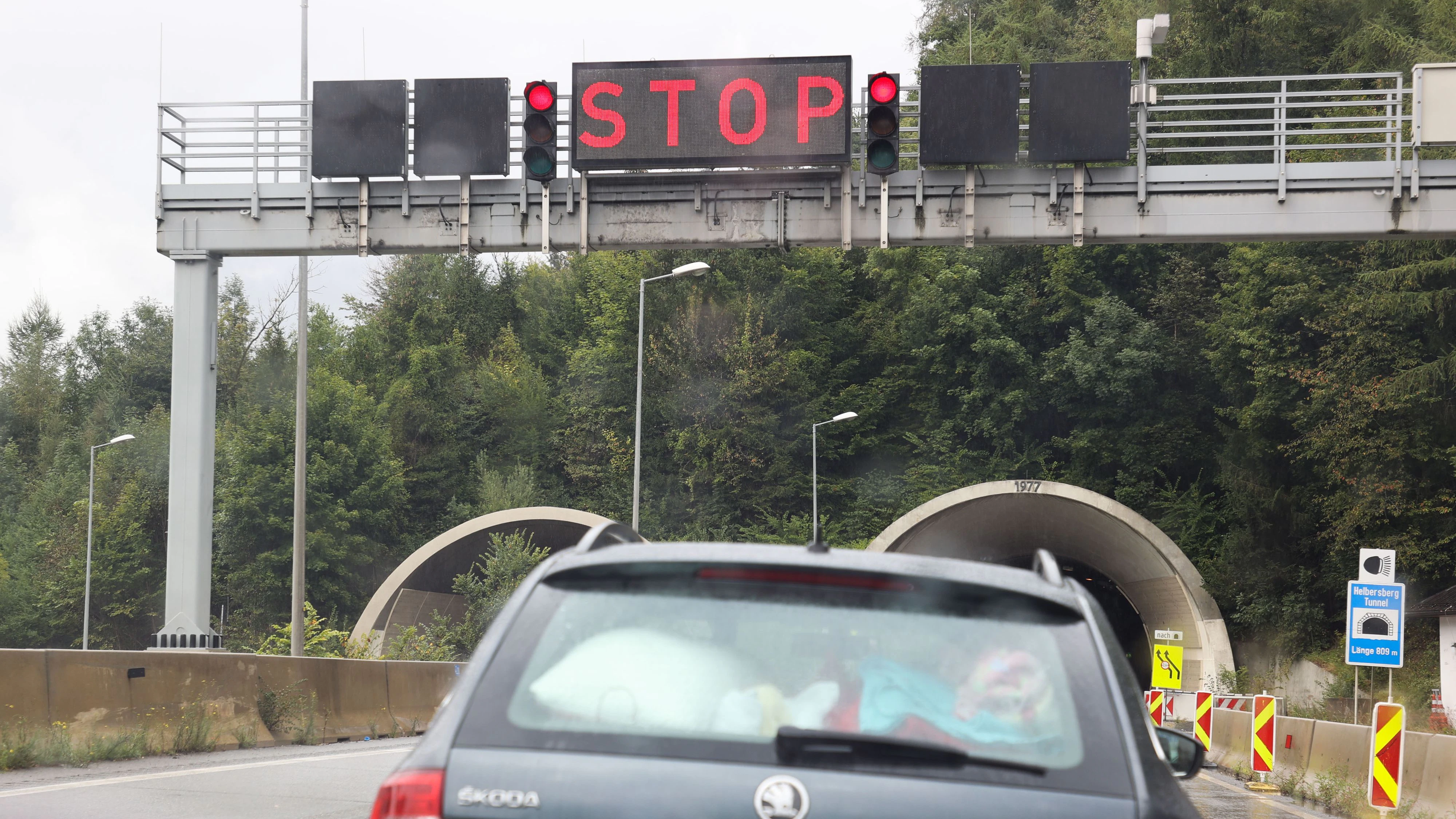Verkehr, Stop, Stopp, Stop-Schild, Verkehrsanhaltung,.Blockabfertigung, Tauernautobahn, A8, Tunnel, Auto, Reiseverkehr, Verkehr, Autobahn, Stau.Foto: Franz Neumayr 11.9.2022