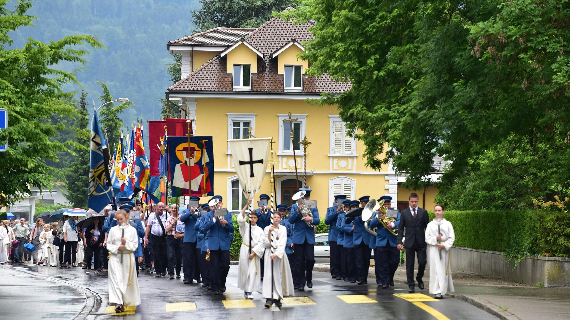 Viele Pfarren halten nach dem Festgottesdienst große Prozessionen ab.