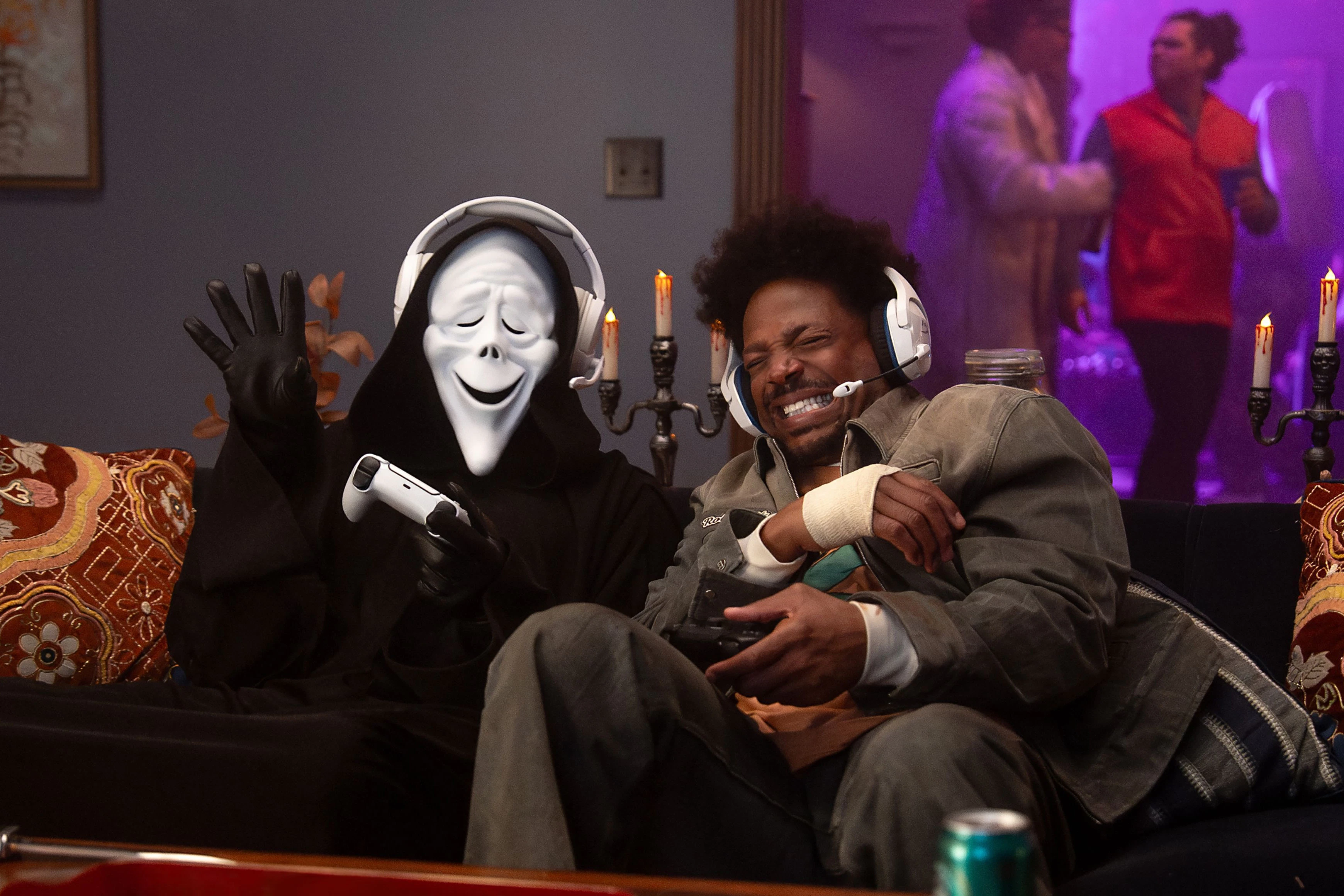 Ray (Shawn Wayans) und der maskierte Killer haben eine gute Zeit: "Scary Movie"