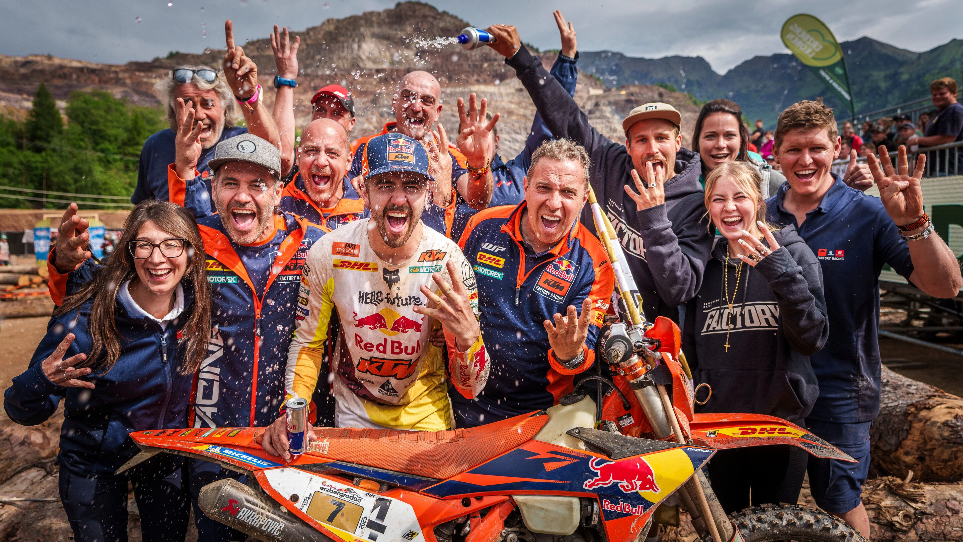 Manuel "Mani" Lettenbichler ist der absolute Dominator des Red Bull Erzbergrodeos. Der deutsche Hard-Enduro-Star hat das härteste Extrem-Enduro-Rennen der Welt viermal in Folge gewonnen und schreibt damit Motorsportgeschichte