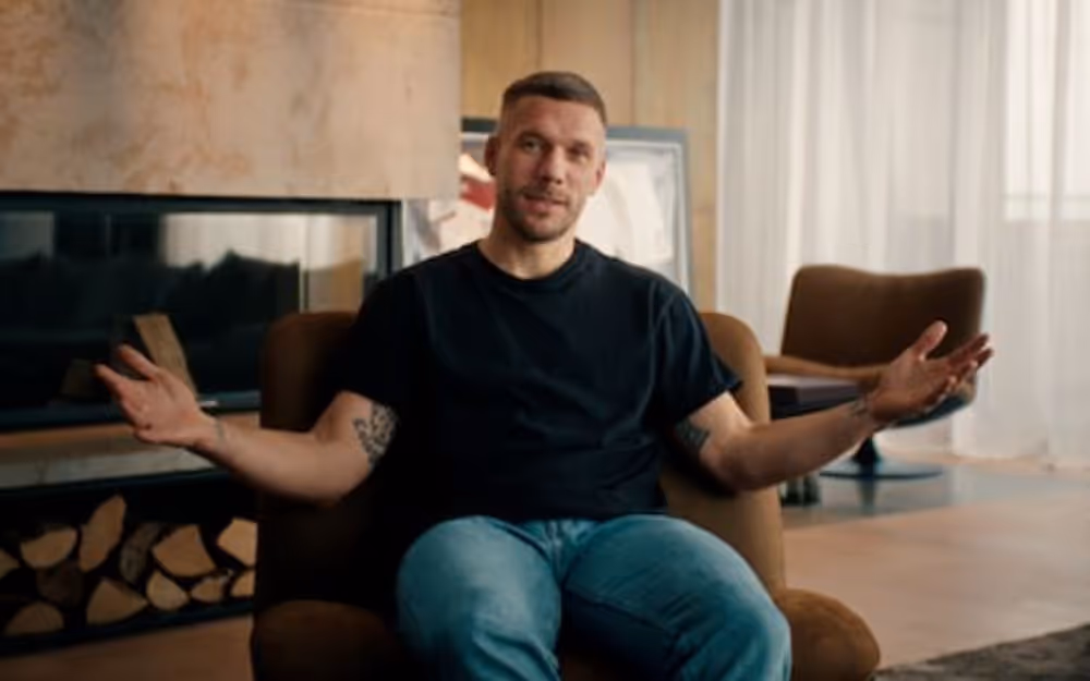 Podolski spricht in seiner Doku ganz offen.