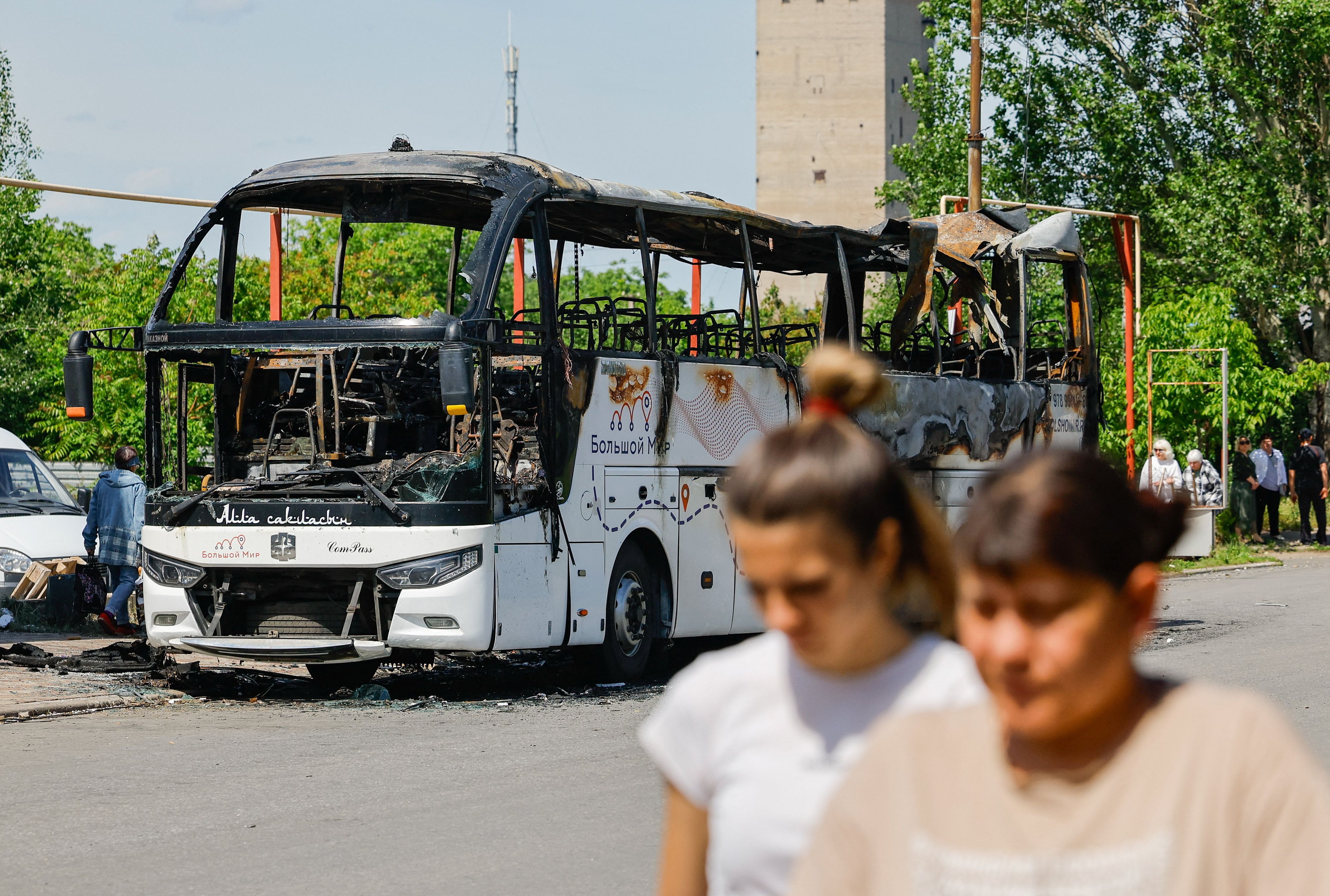 Bei einem ukrainischen Drohnenangriff wurde dieser Bus in der Region Donezk getroffen, einem von Russland kontrollierten Teil der Ukraine.